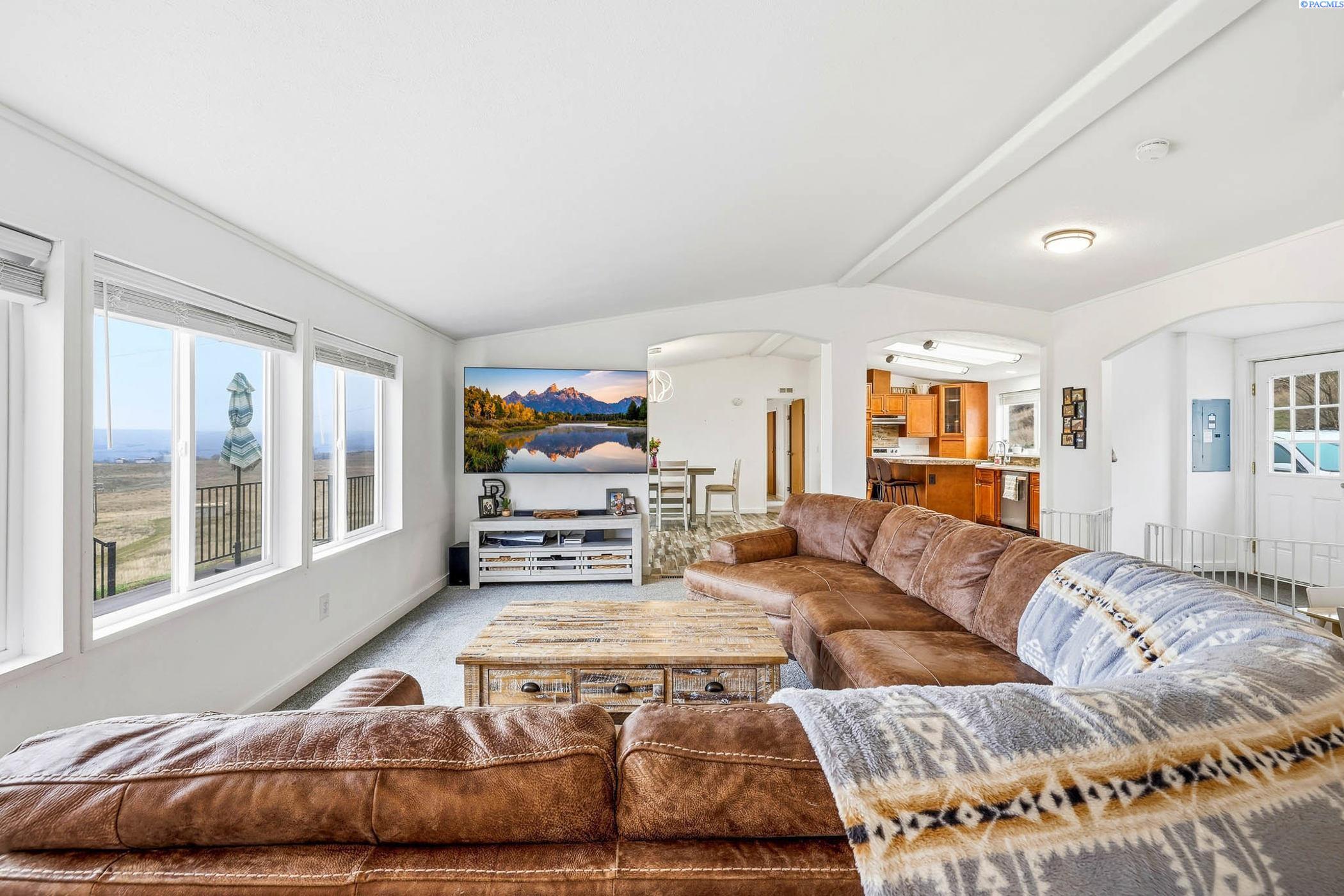 543 Lakeview Dr, Burbank, WA 99323