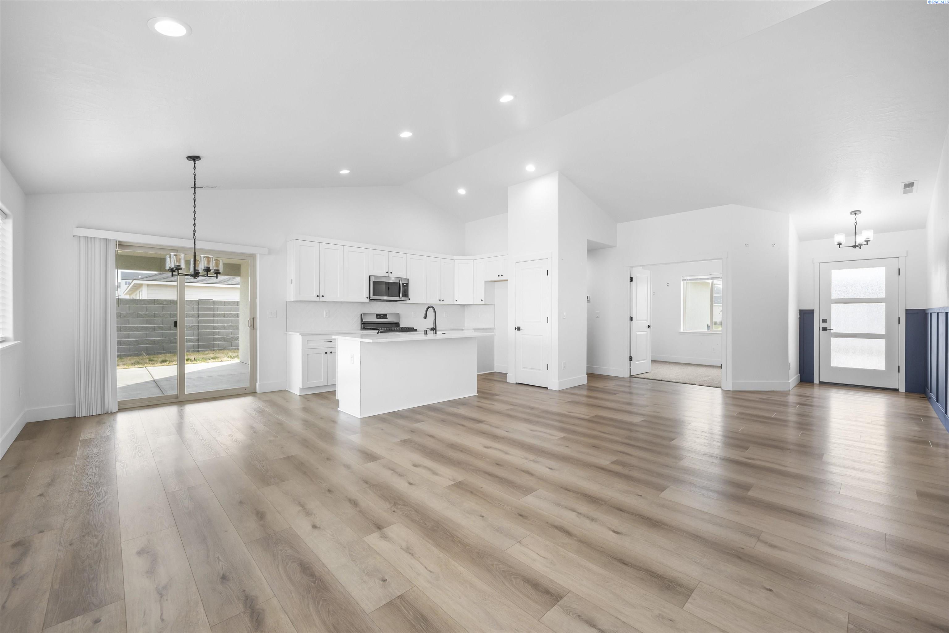 10405 Silverbright Dr, Pasco, WA 99301