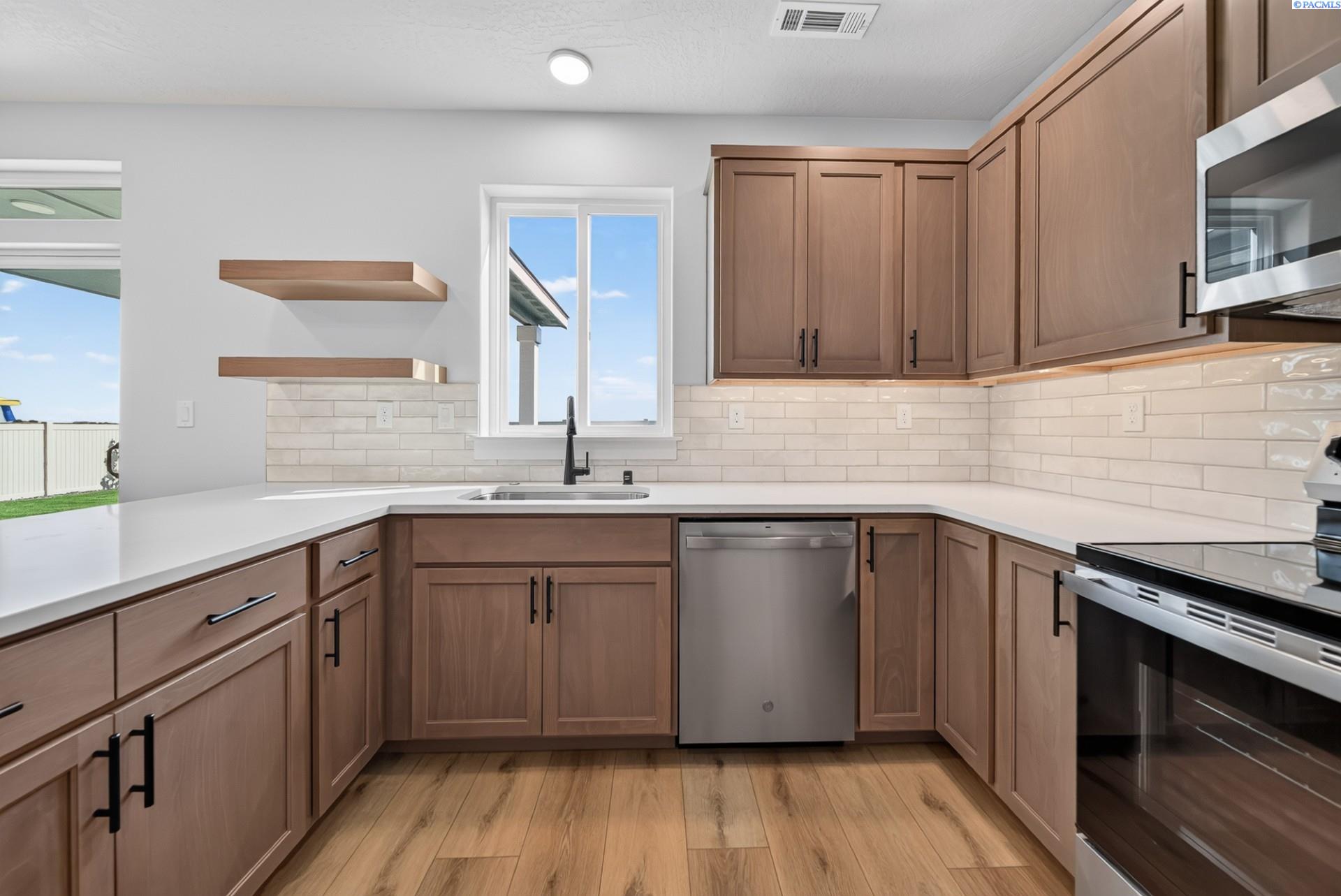 6615 Desert Ridge Ln, Pasco, WA 99301