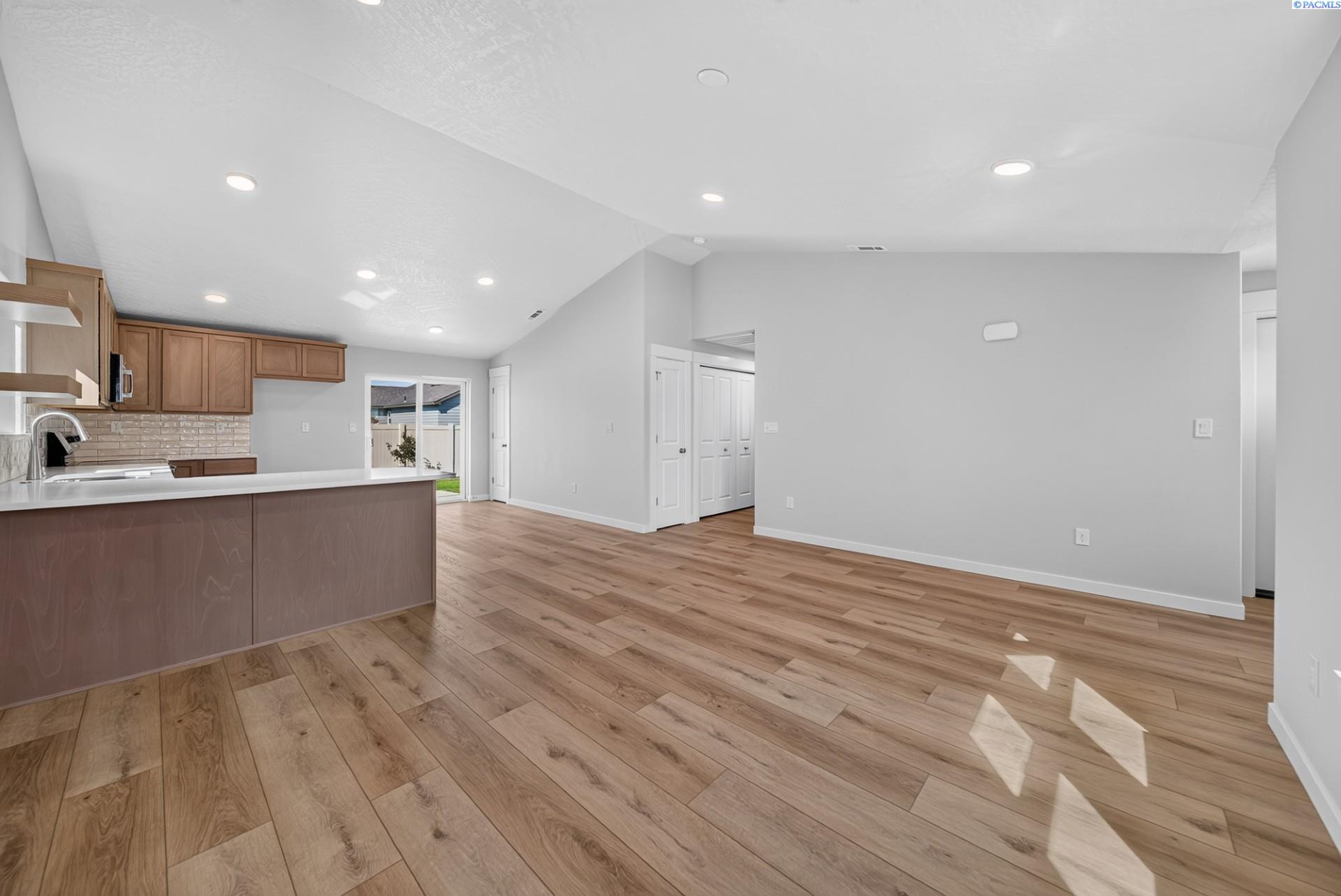 6608 Desert Ridge Ln, Pasco, WA 99301