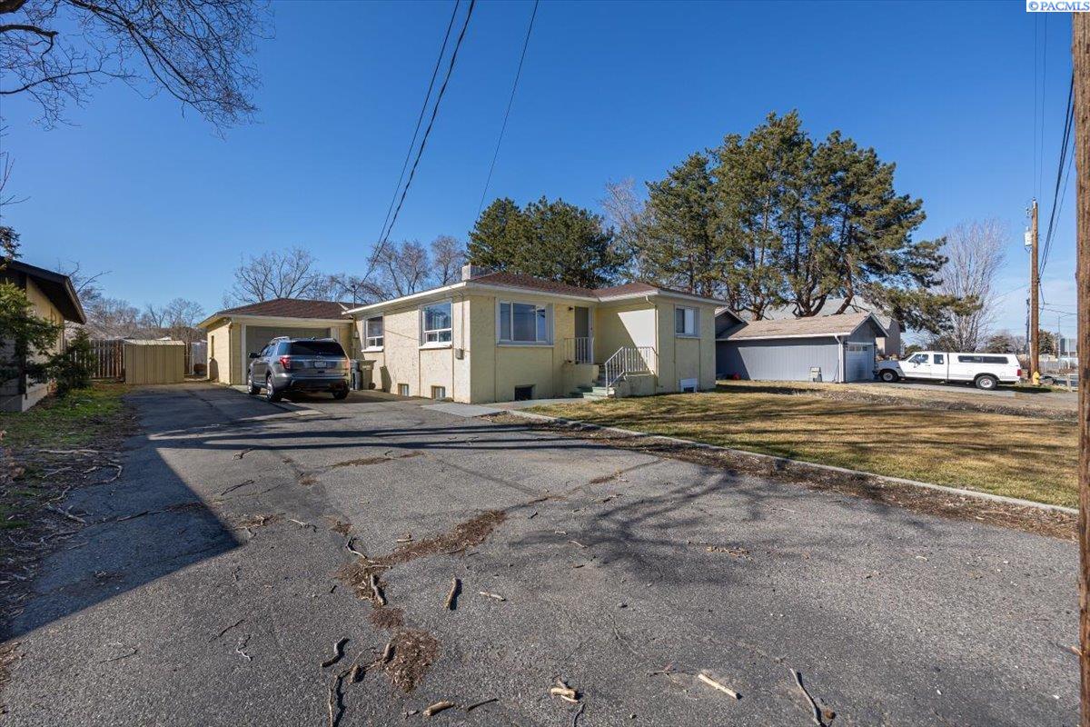 393 S 41st Ave, West Richland, WA 99353
