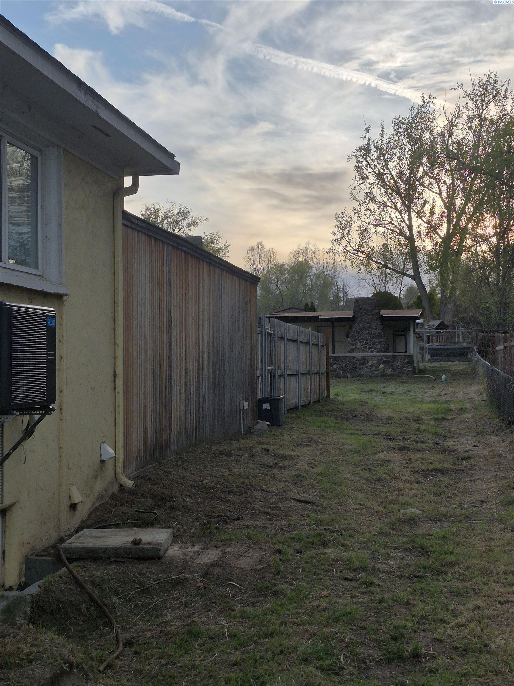 393 S 41st Ave, West Richland, WA 99353