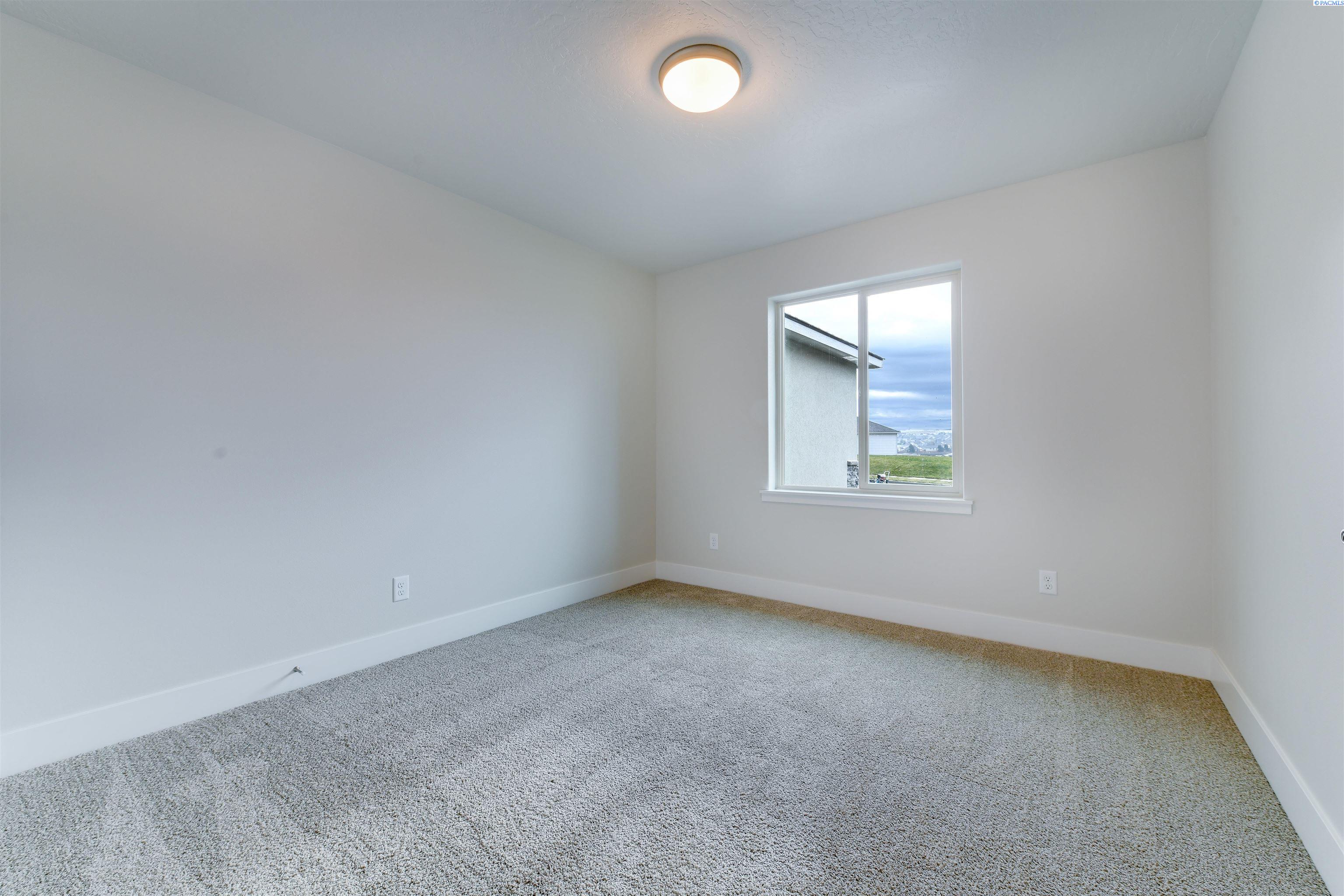 6150 W 30th Pl, Kennewick, WA 99338