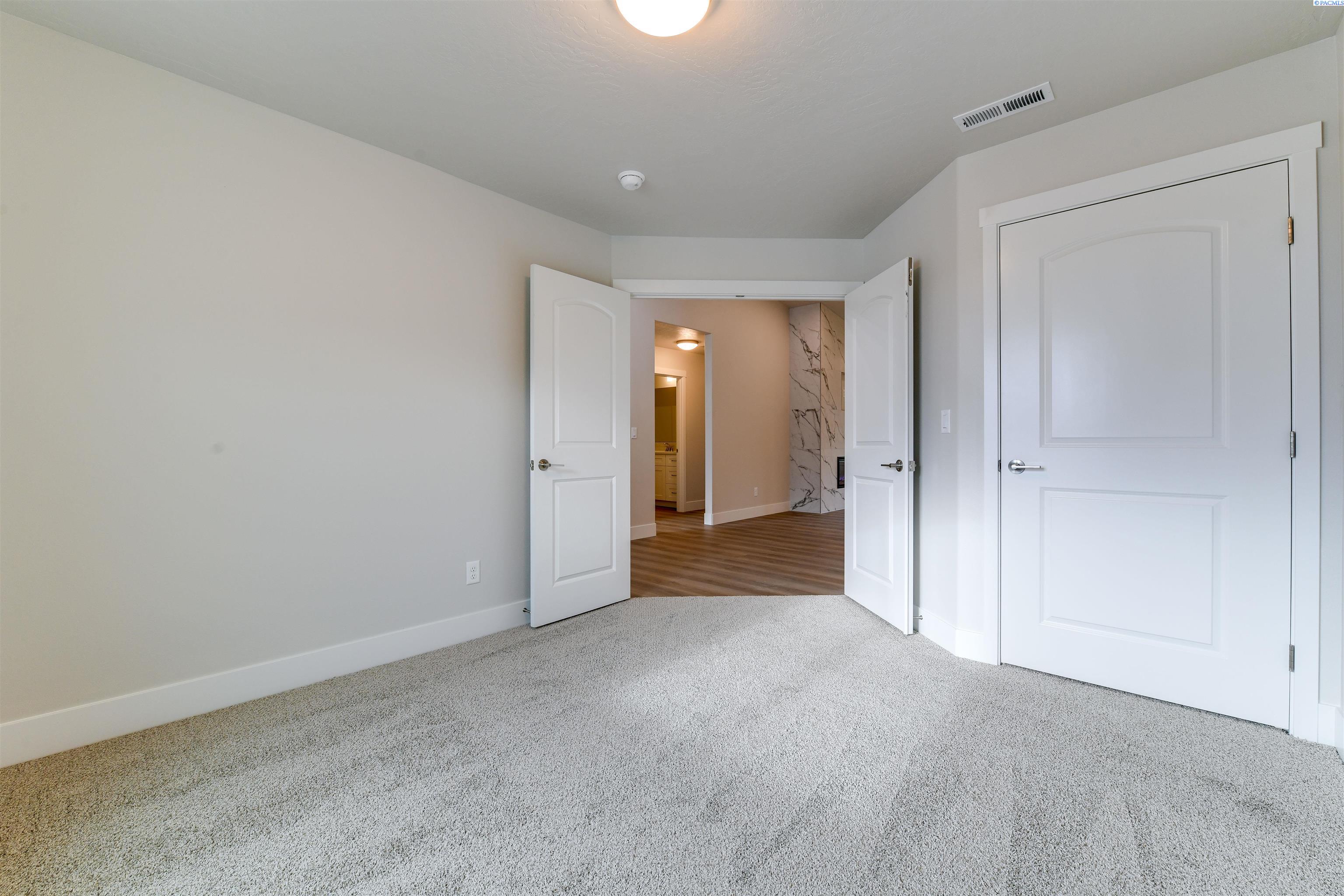 6150 W 30th Pl, Kennewick, WA 99338