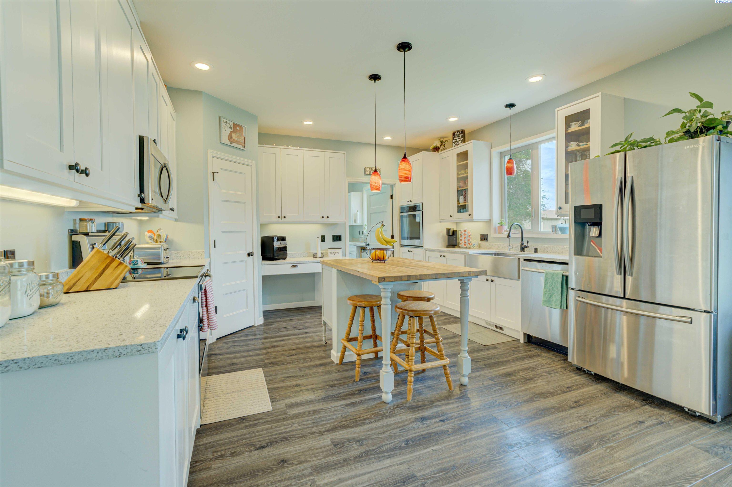 573 E Sunset Dr, Burbank, WA 99323