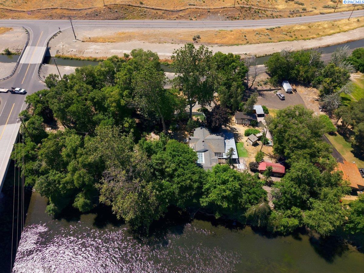 76704 N Yakima River Dr, West Richland, WA 99353-6196