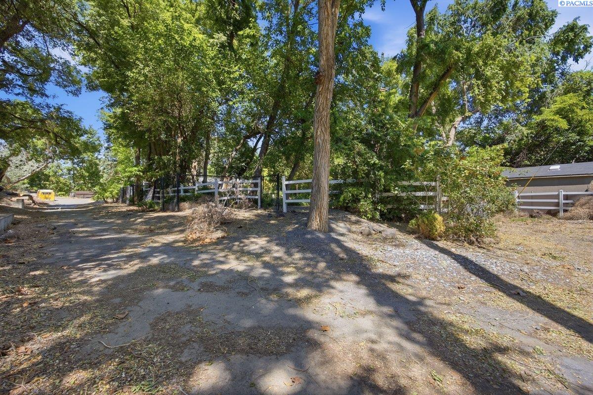 76704 N Yakima River Dr, West Richland, WA 99353-6196