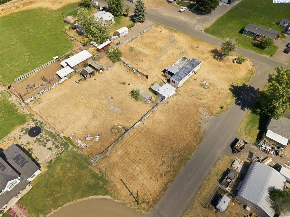 26 Off Pl, Burbank, WA 99323