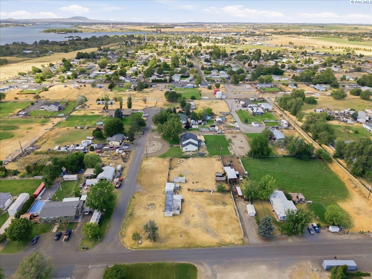 26 Off Pl, Burbank, WA 99323
