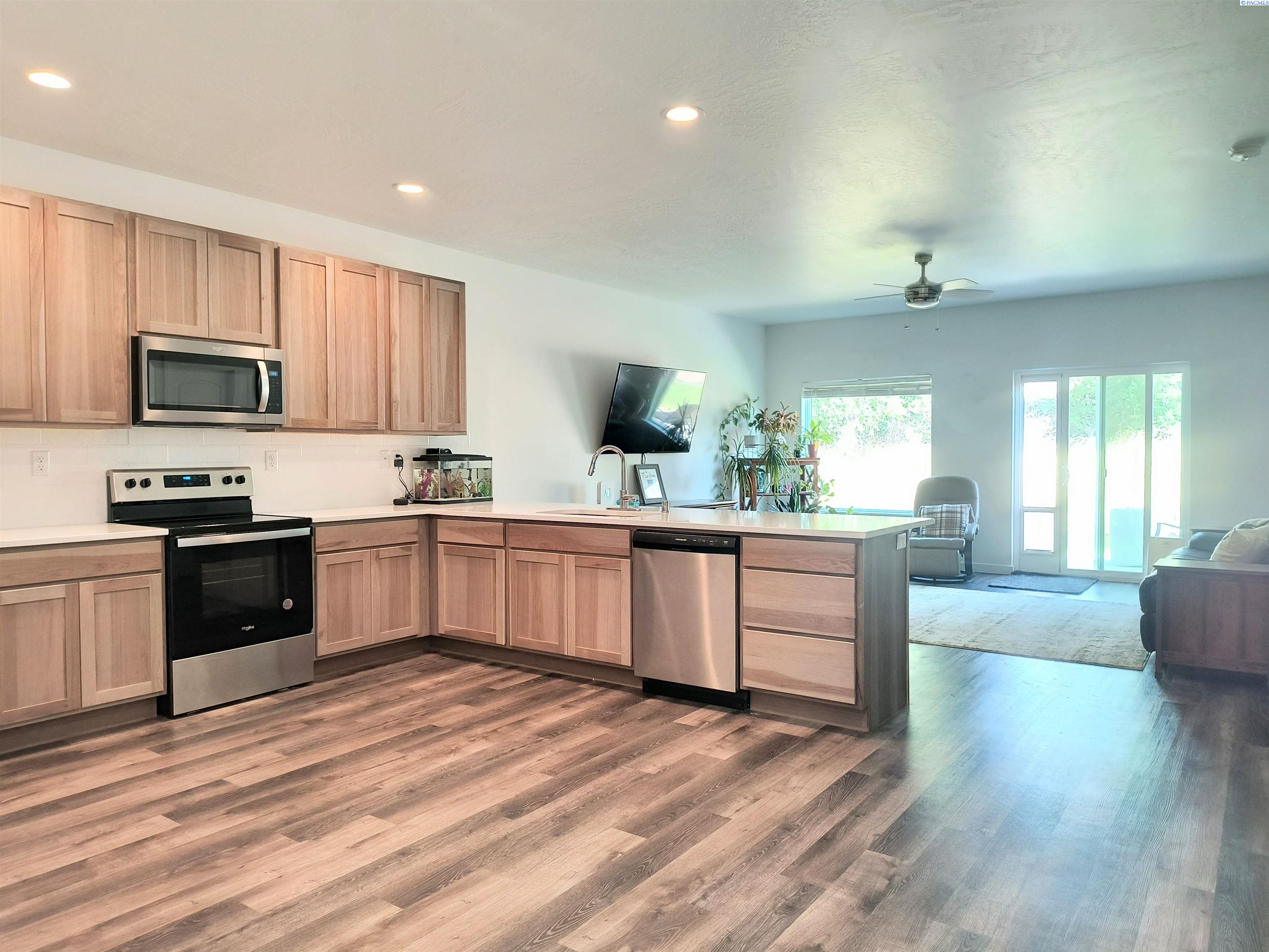 1292 Mary Ave, Benton City, WA 99320