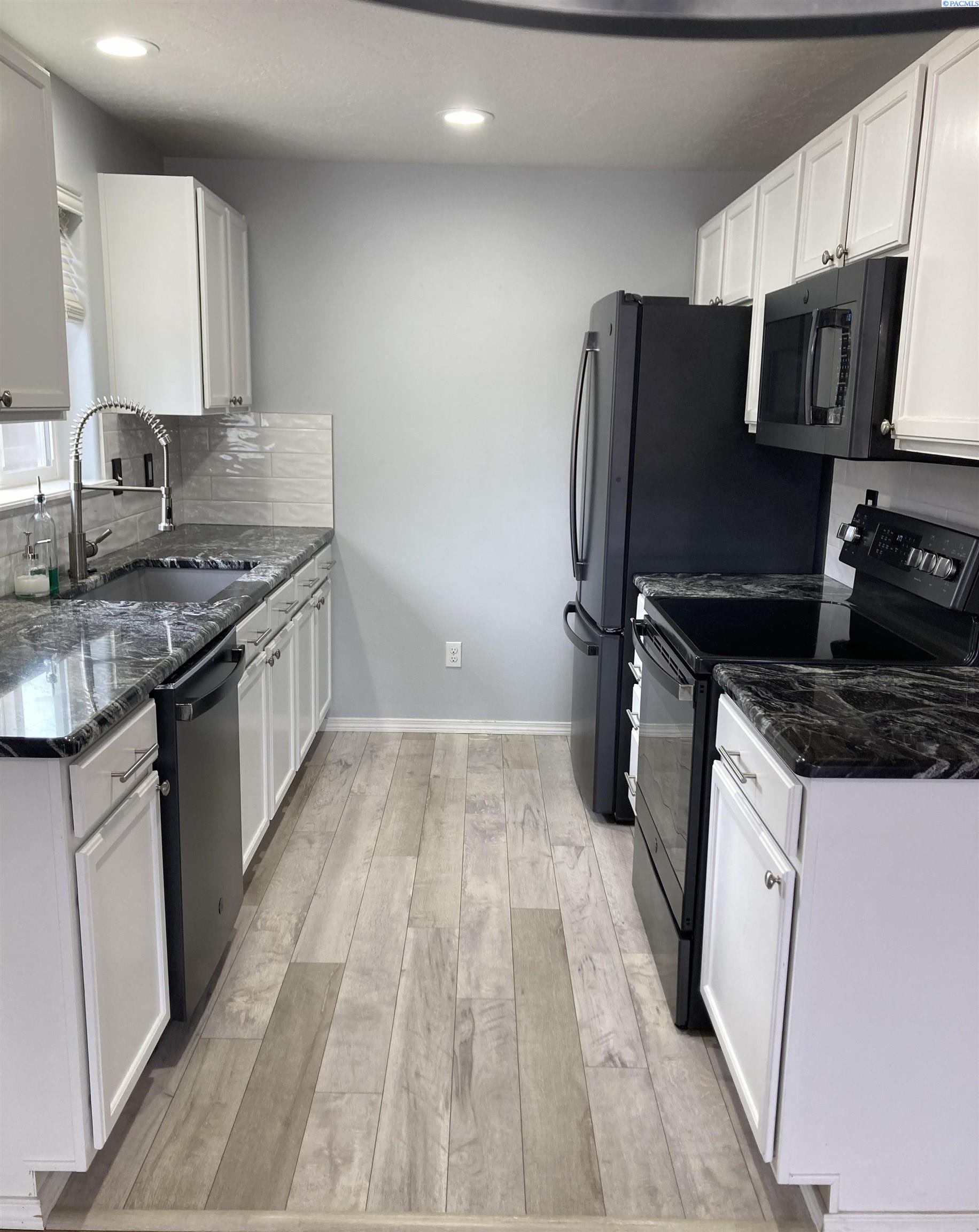 8019 W 6th Ave, Kennewick, WA 99336