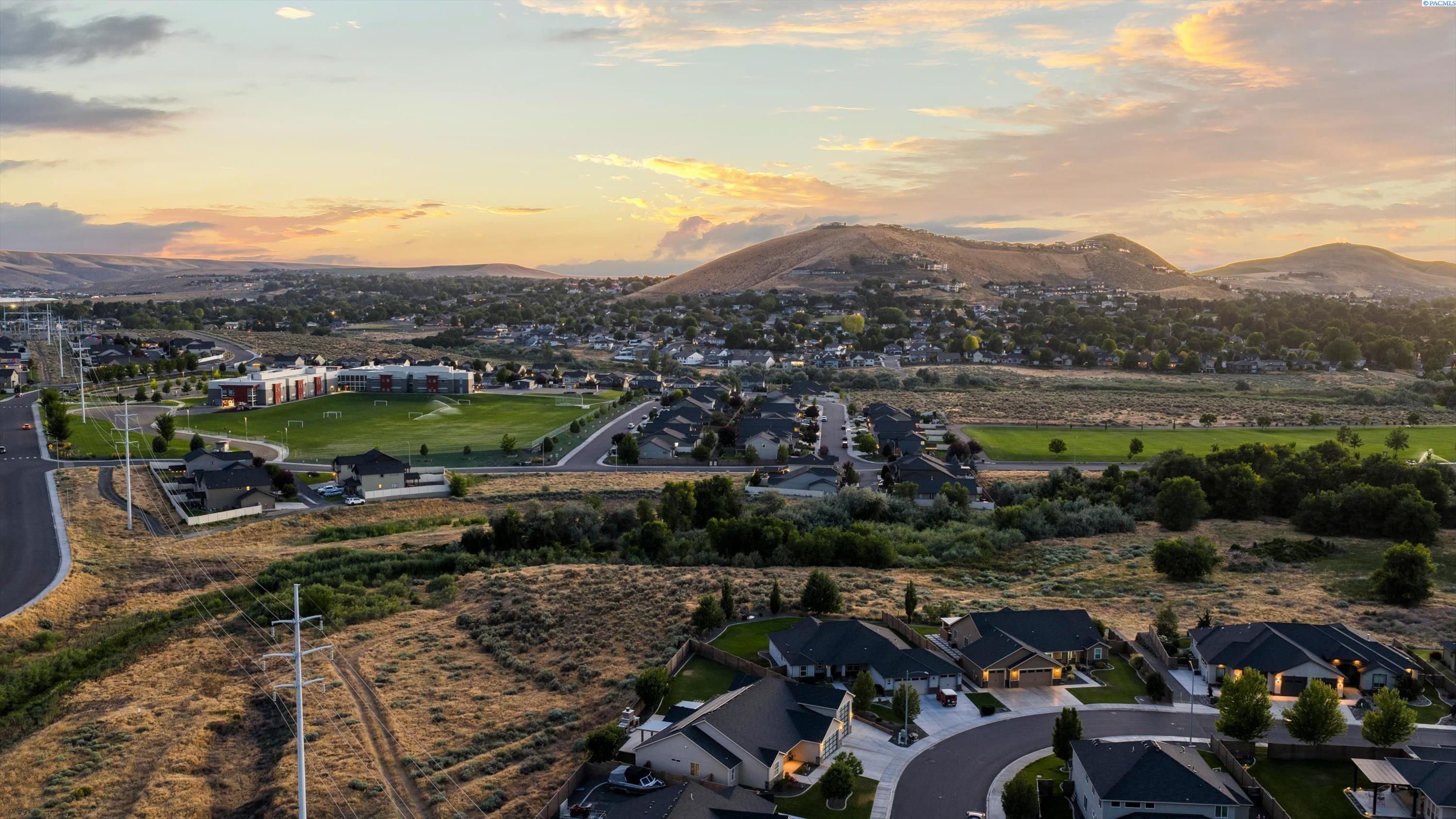 825 Meadow Dr S, Richland, WA 99352