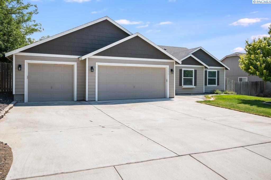 2670 Hickory Ave, West Richland, WA 99353