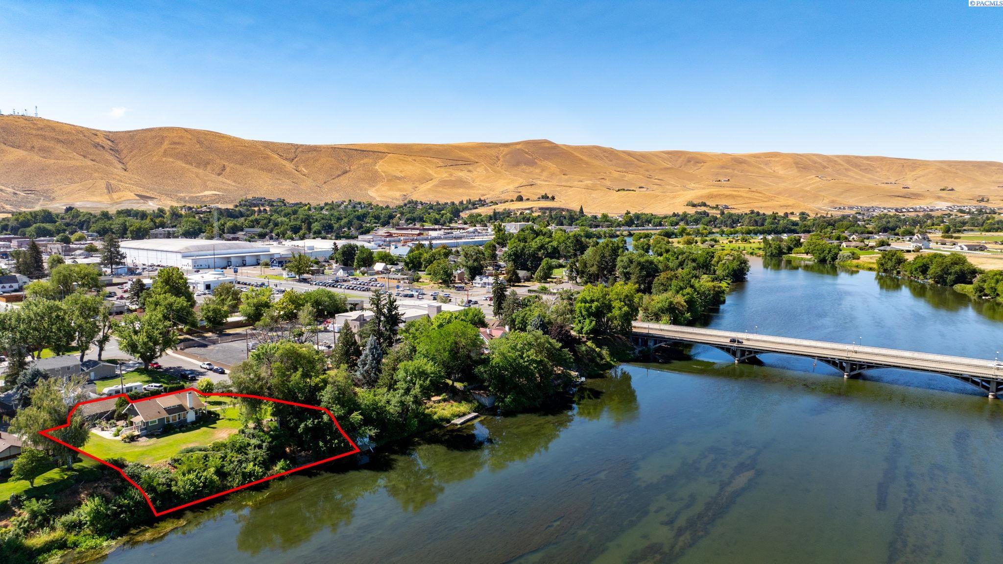 106 7th St, Prosser, WA 99350-1127