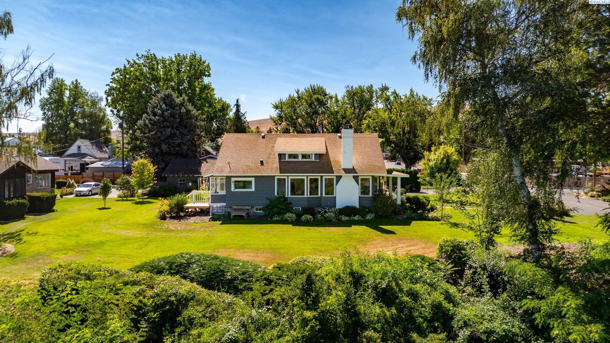 106 7th St, Prosser, WA 99350-1127