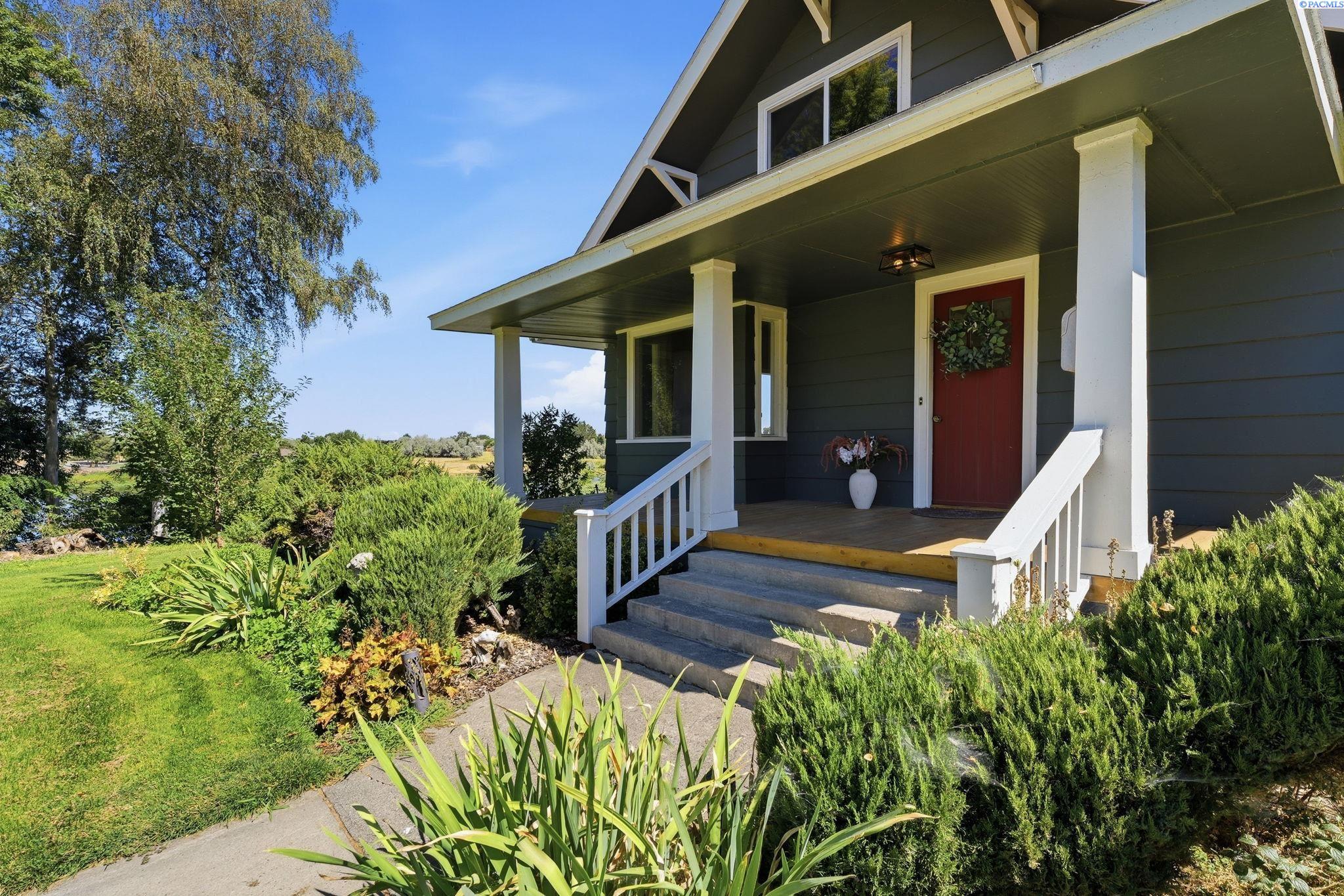 106 7th St, Prosser, WA 99350-1127