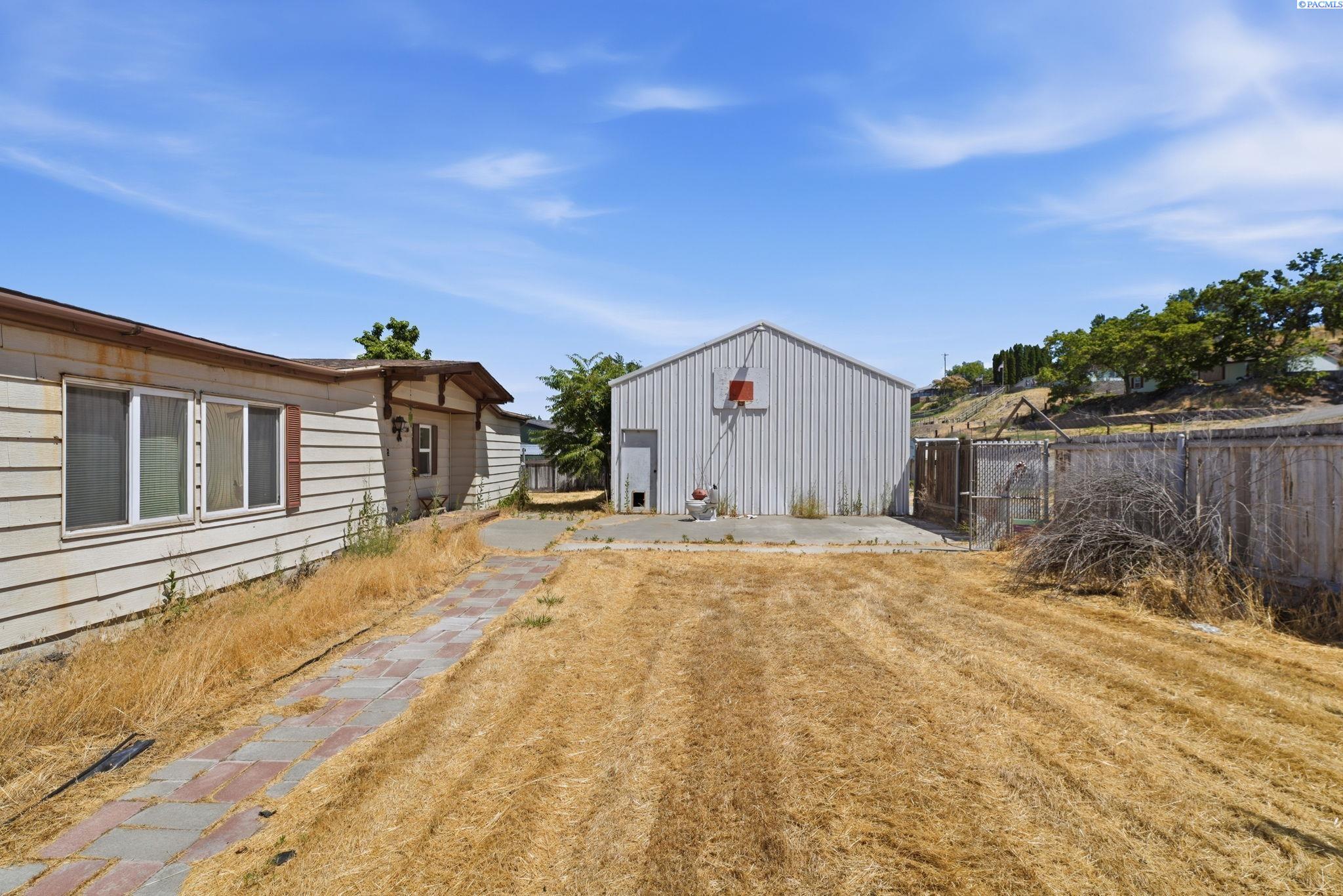 273 Harbor Blvd, Burbank, WA 99323