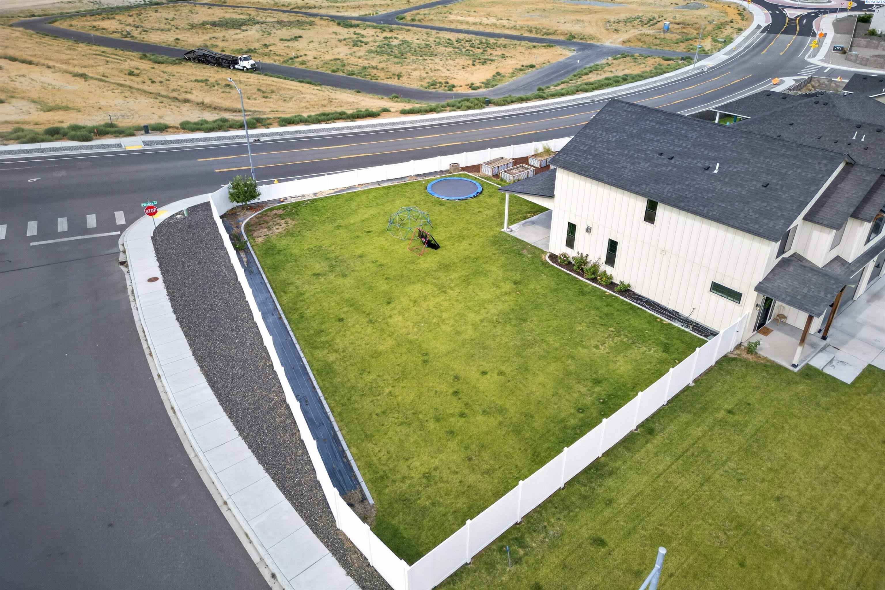 1043 Duke Ln, West Richland, WA 99353