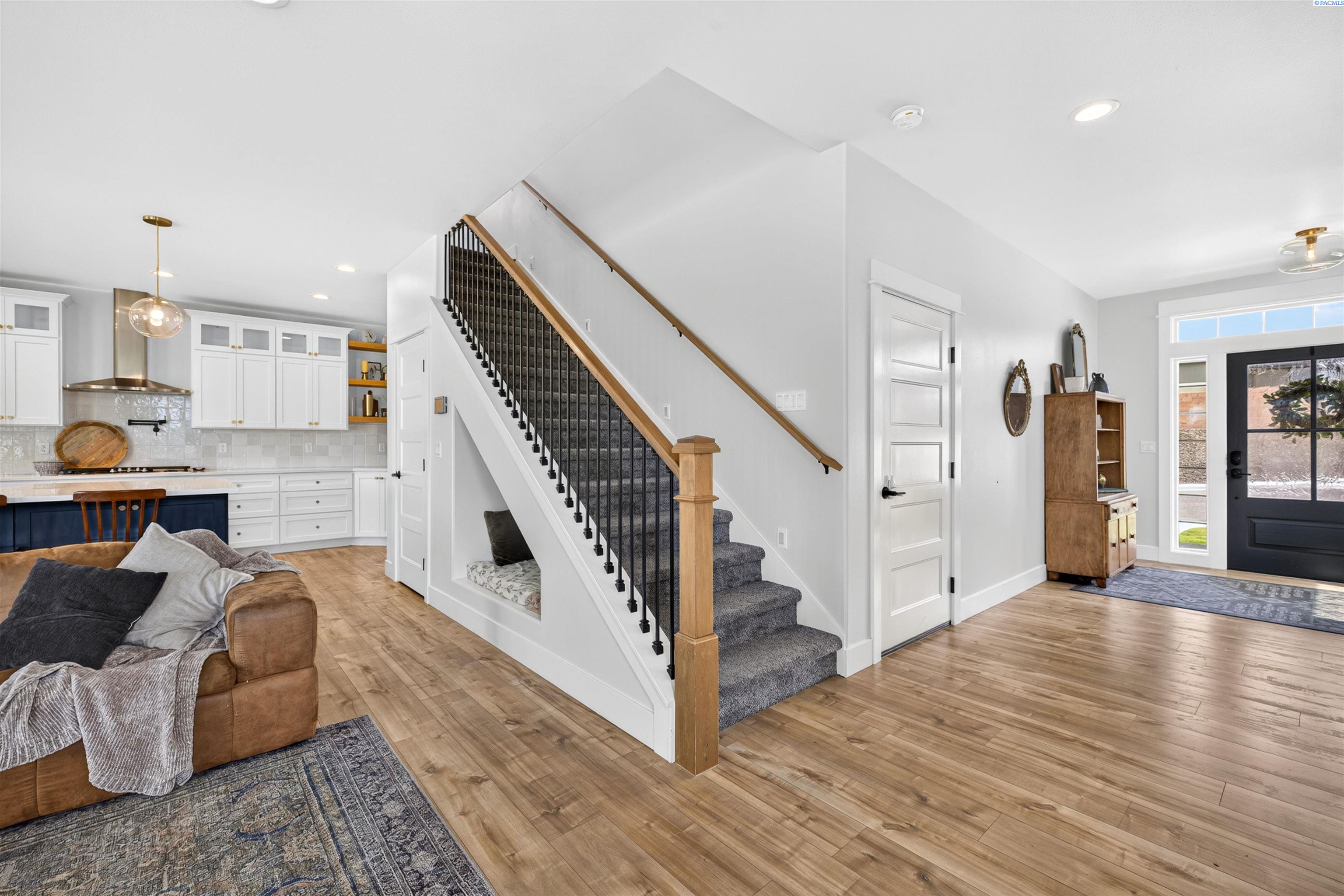 1043 Duke Ln, West Richland, WA 99353