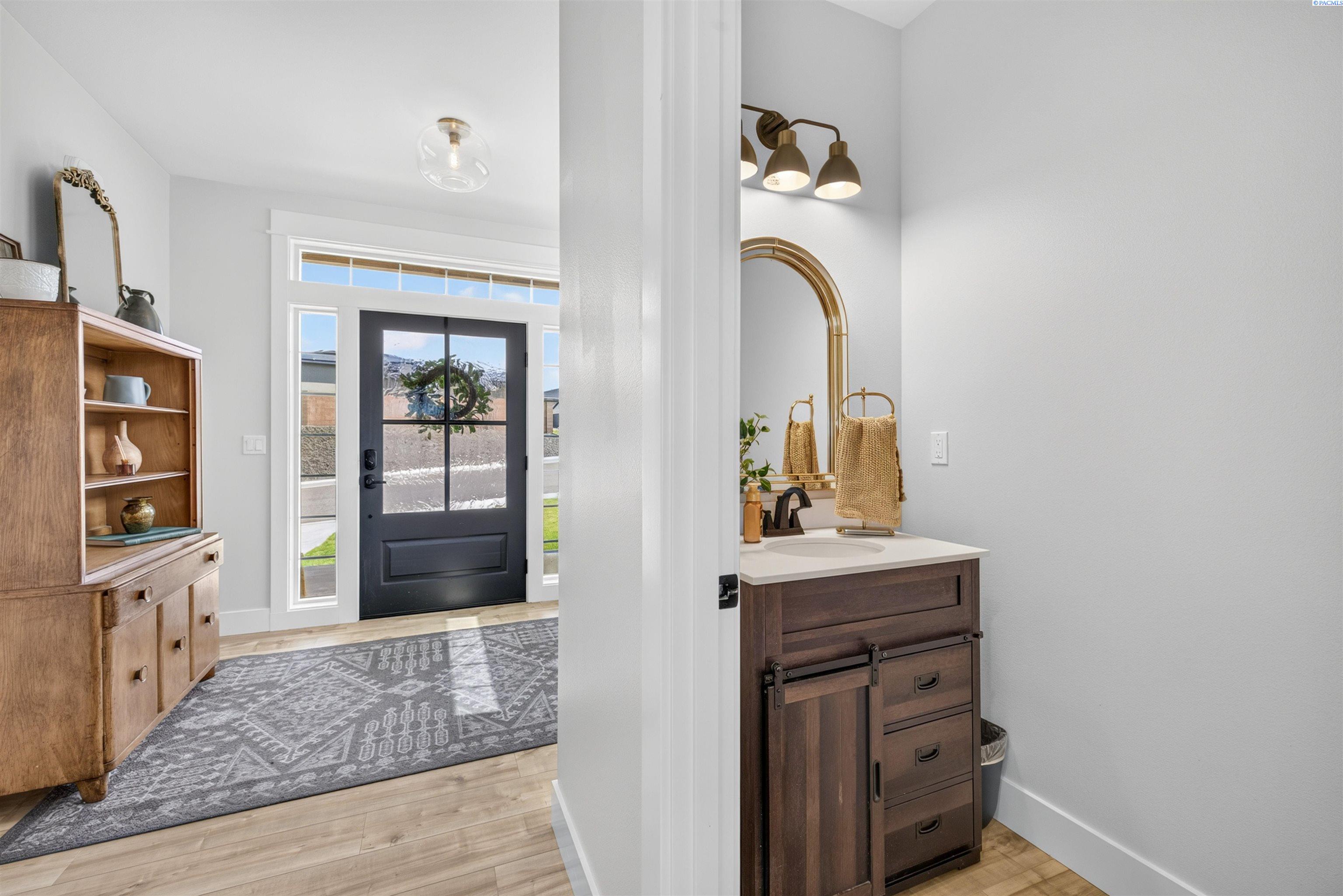 1043 Duke Ln, West Richland, WA 99353