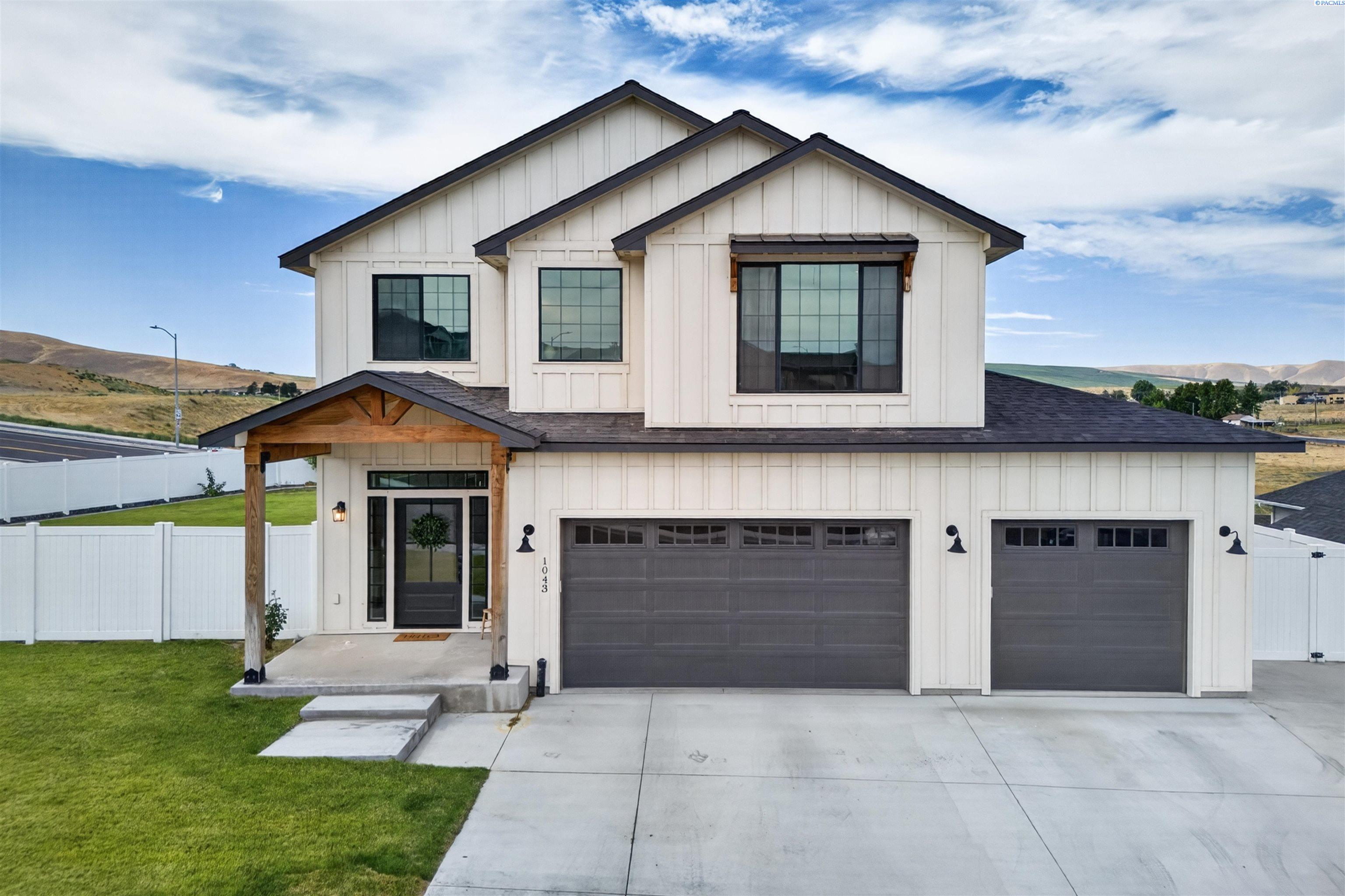 1043 Duke Ln, West Richland, WA 99353