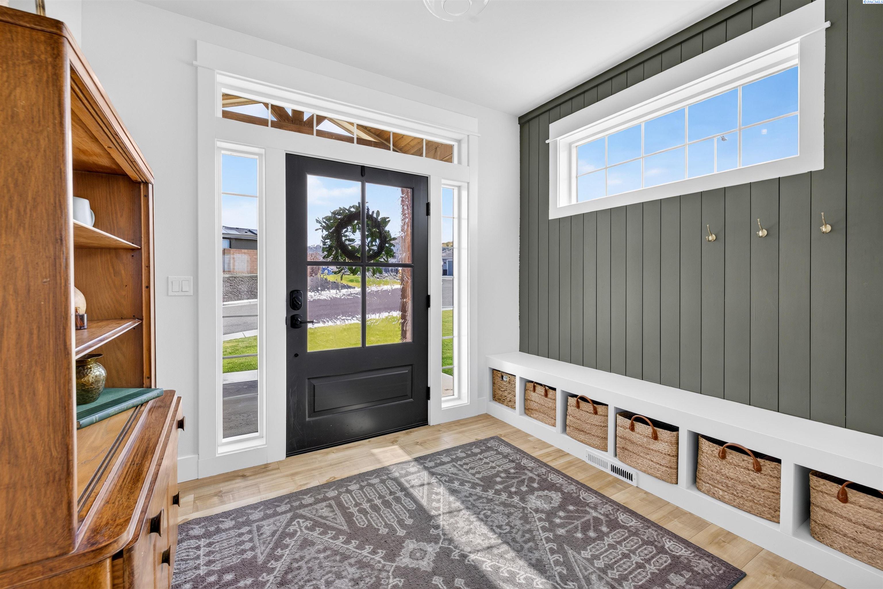 1043 Duke Ln, West Richland, WA 99353
