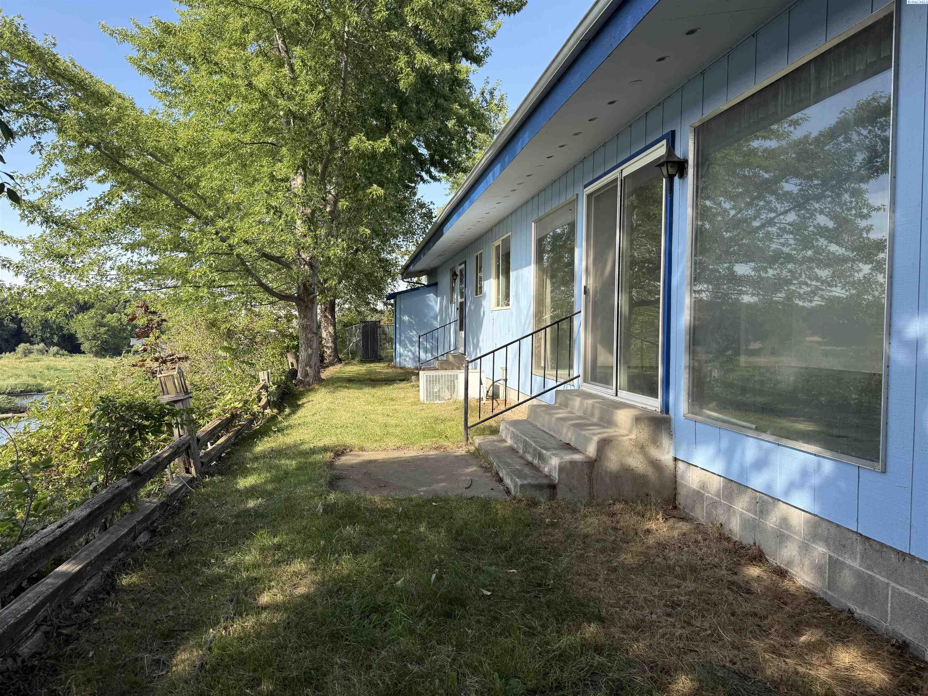 1425 Riverside Dr, Prosser, WA 99350