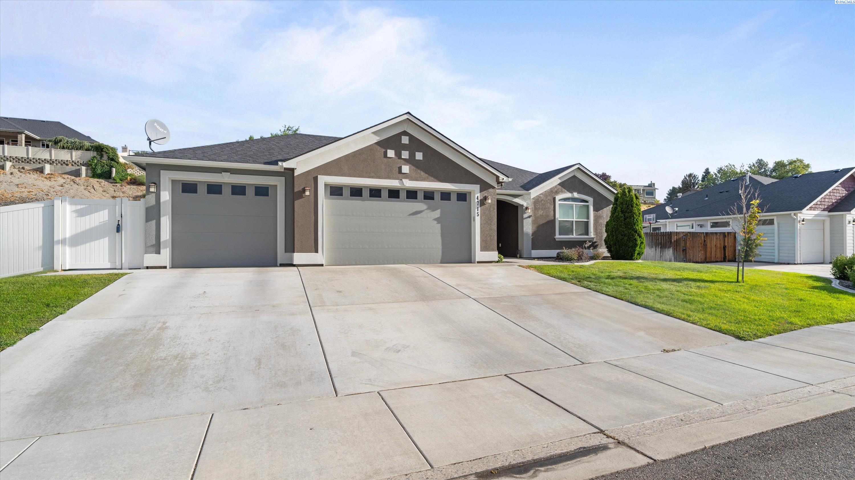 4715 Bermuda Dunes Dr, Pasco, WA 99301-2198