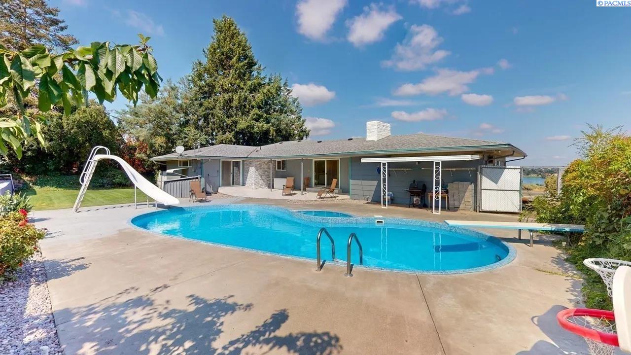 2923 W Canal Dr, Kennewick, WA 99336