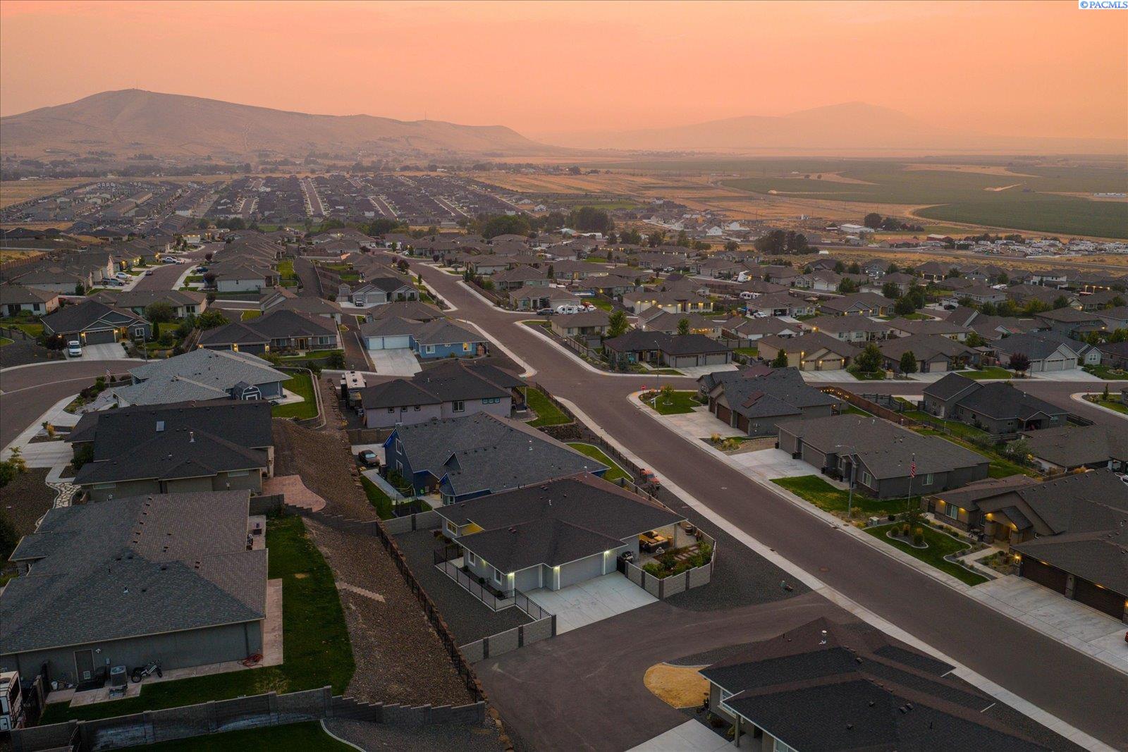 6747 Collins Rd, West Richland, WA 99353-8339