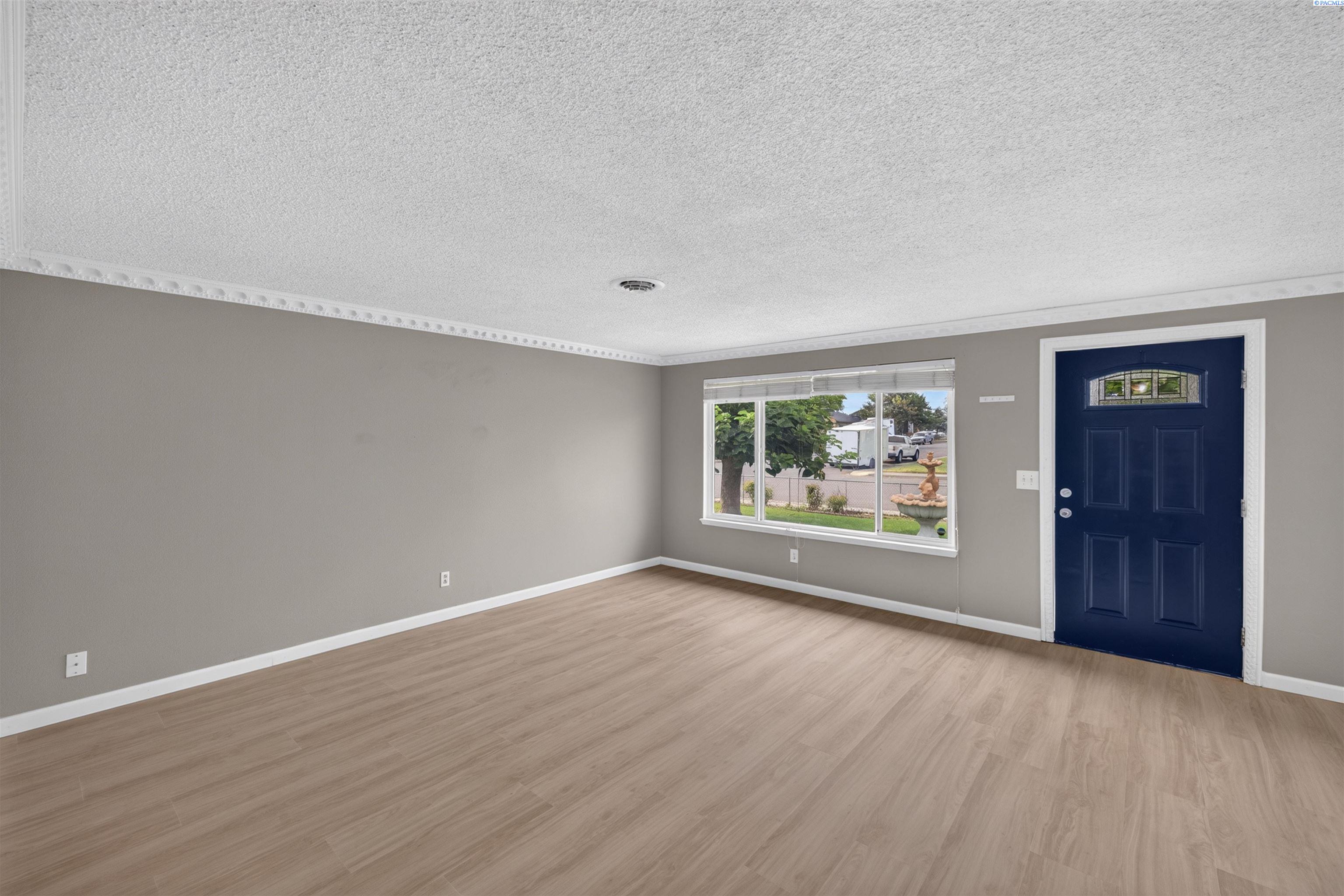 736 W Leola St, Pasco, WA 99301