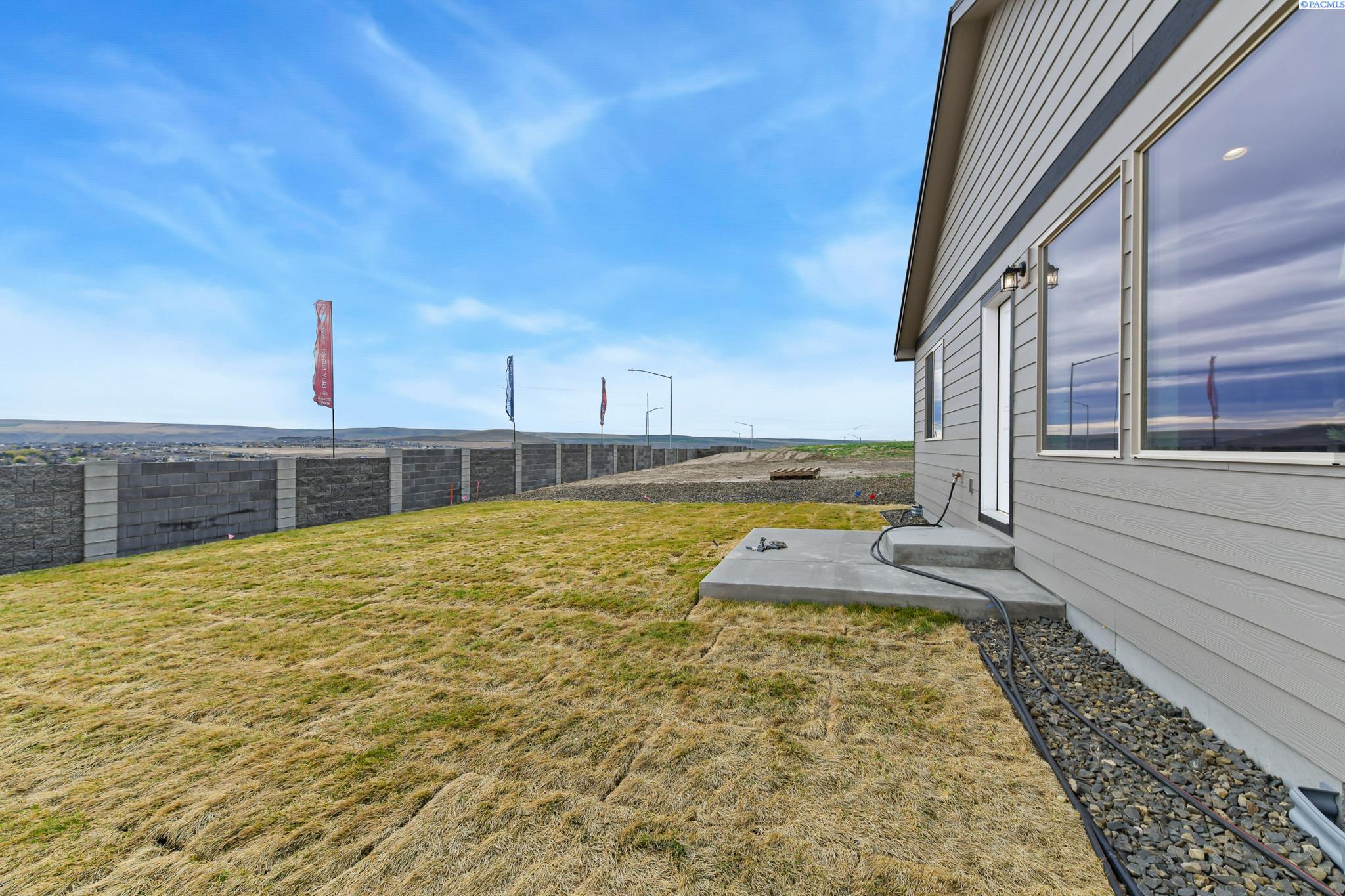 703 Honeylicious St, Richland, WA 99352