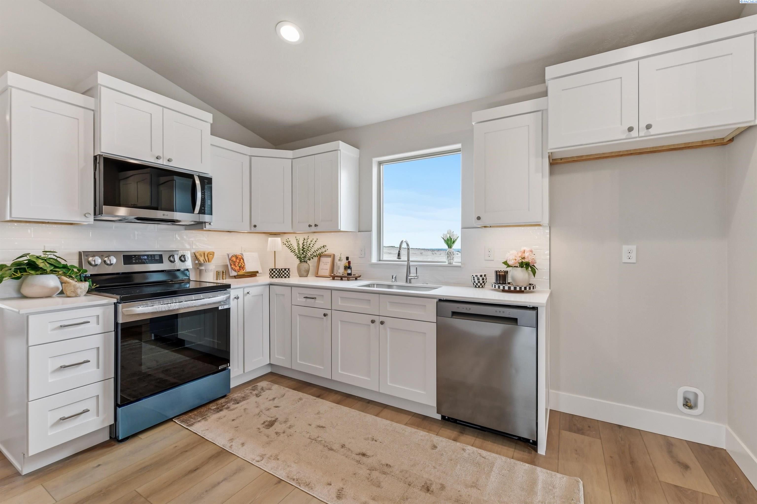 703 Honeylicious St, Richland, WA 99352