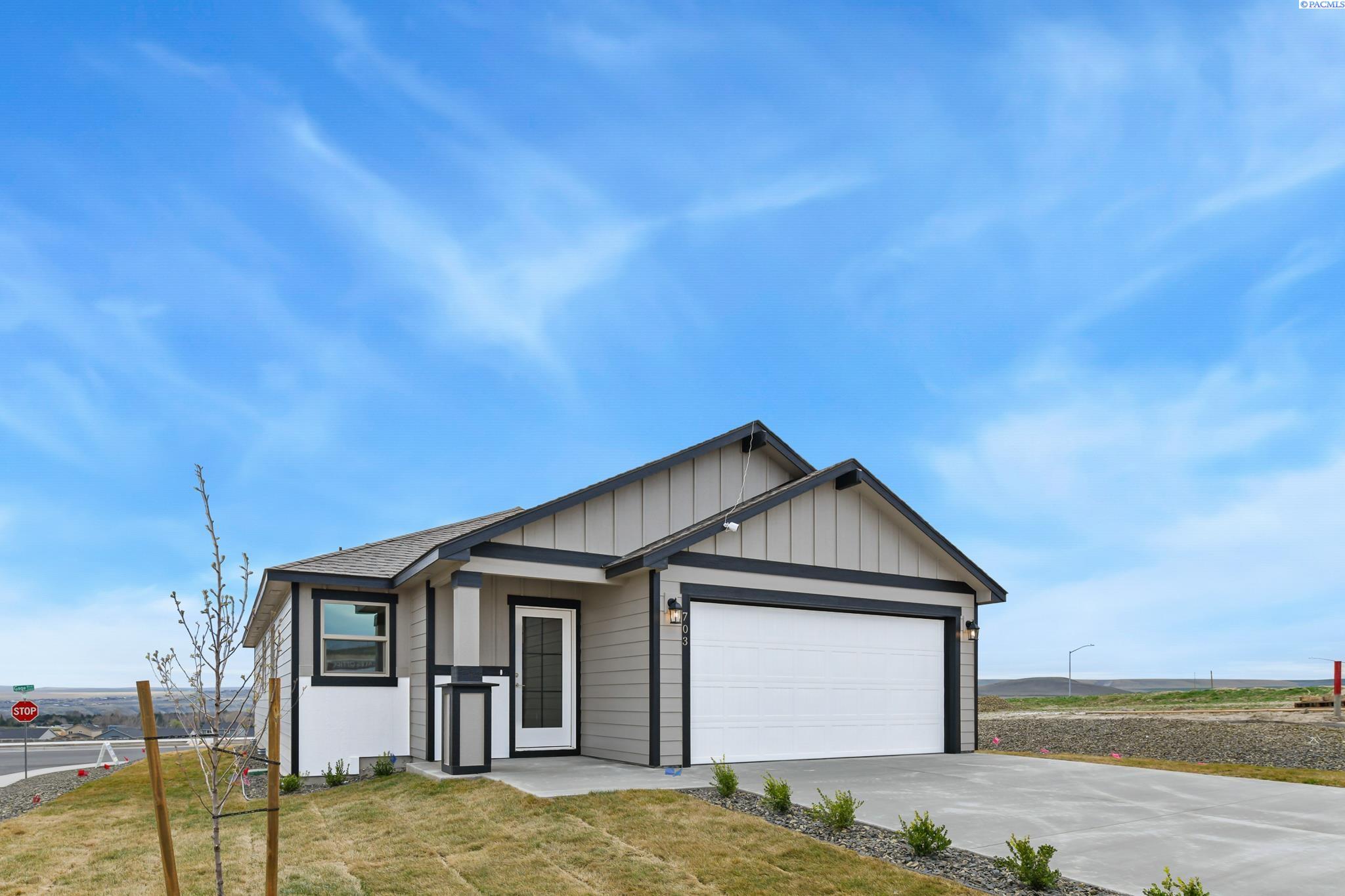 703 Honeylicious St, Richland, WA 99352