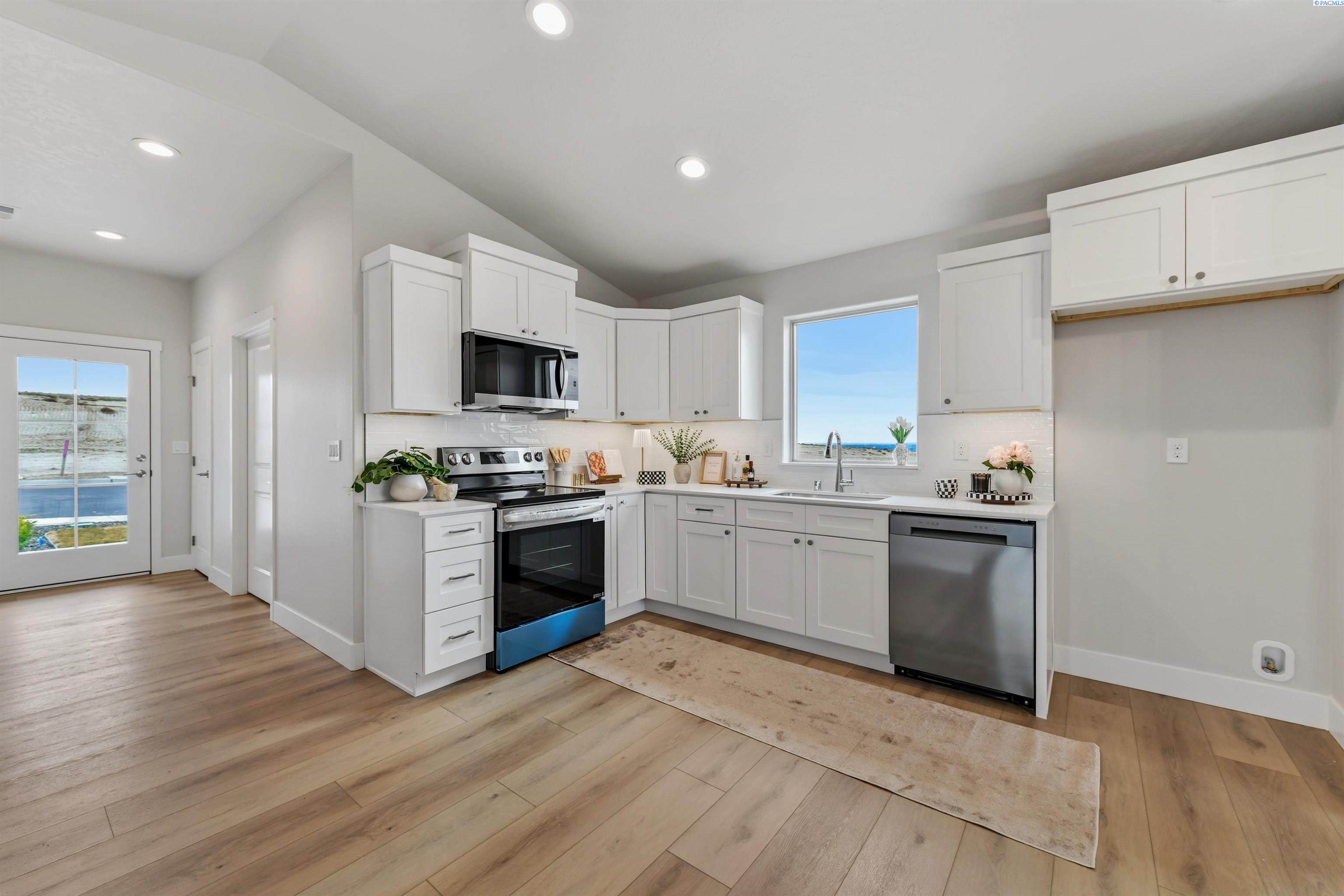 703 Honeylicious St, Richland, WA 99352