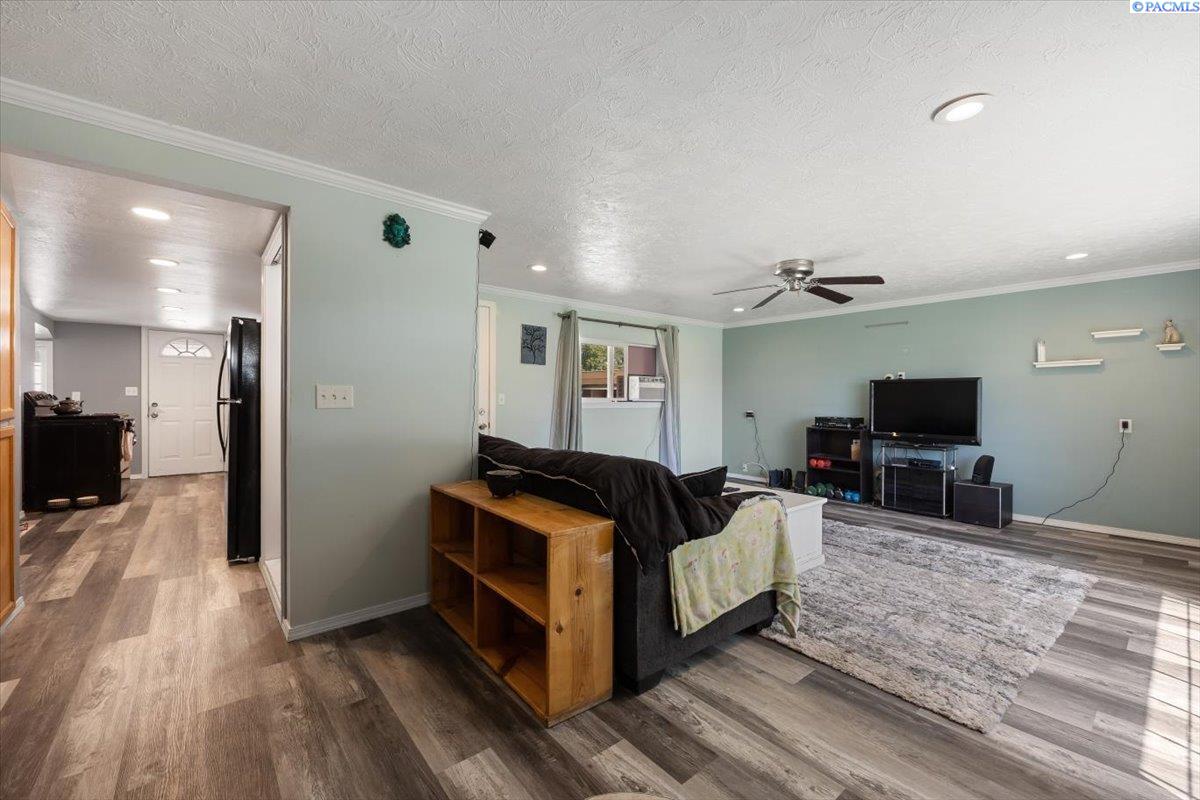 1203 E 27th Ave, Kennewick, WA 99337