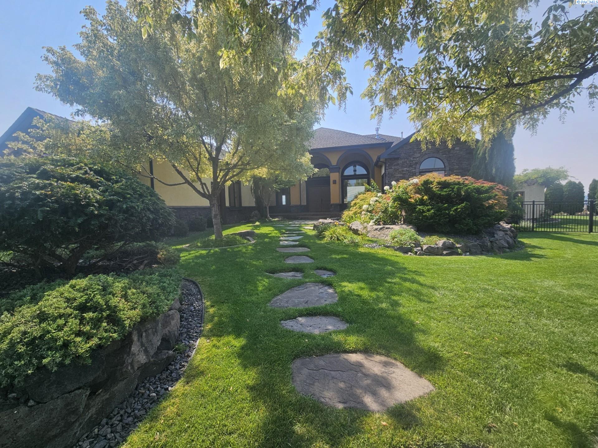 922 W Allenwhite Dr, Richland, WA 99352