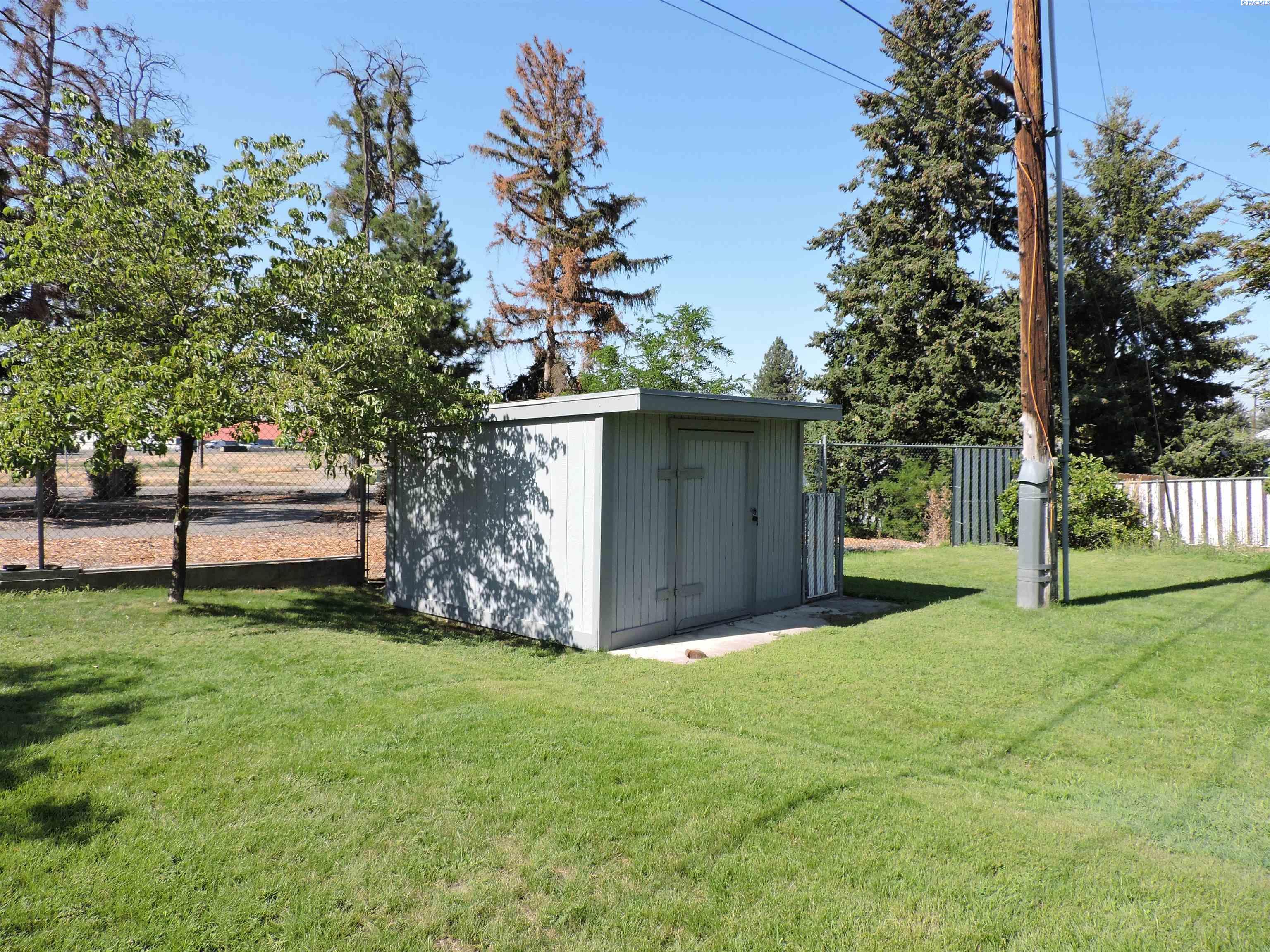 1515 Cottonwood Dr, Richland, WA 99354