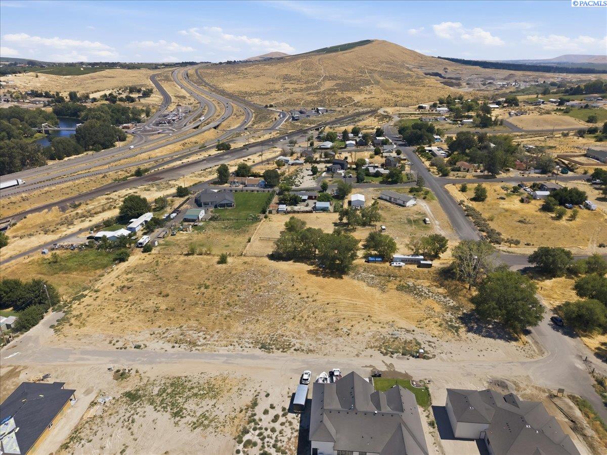 6834 NE 2nd St, Benton City, WA 99320