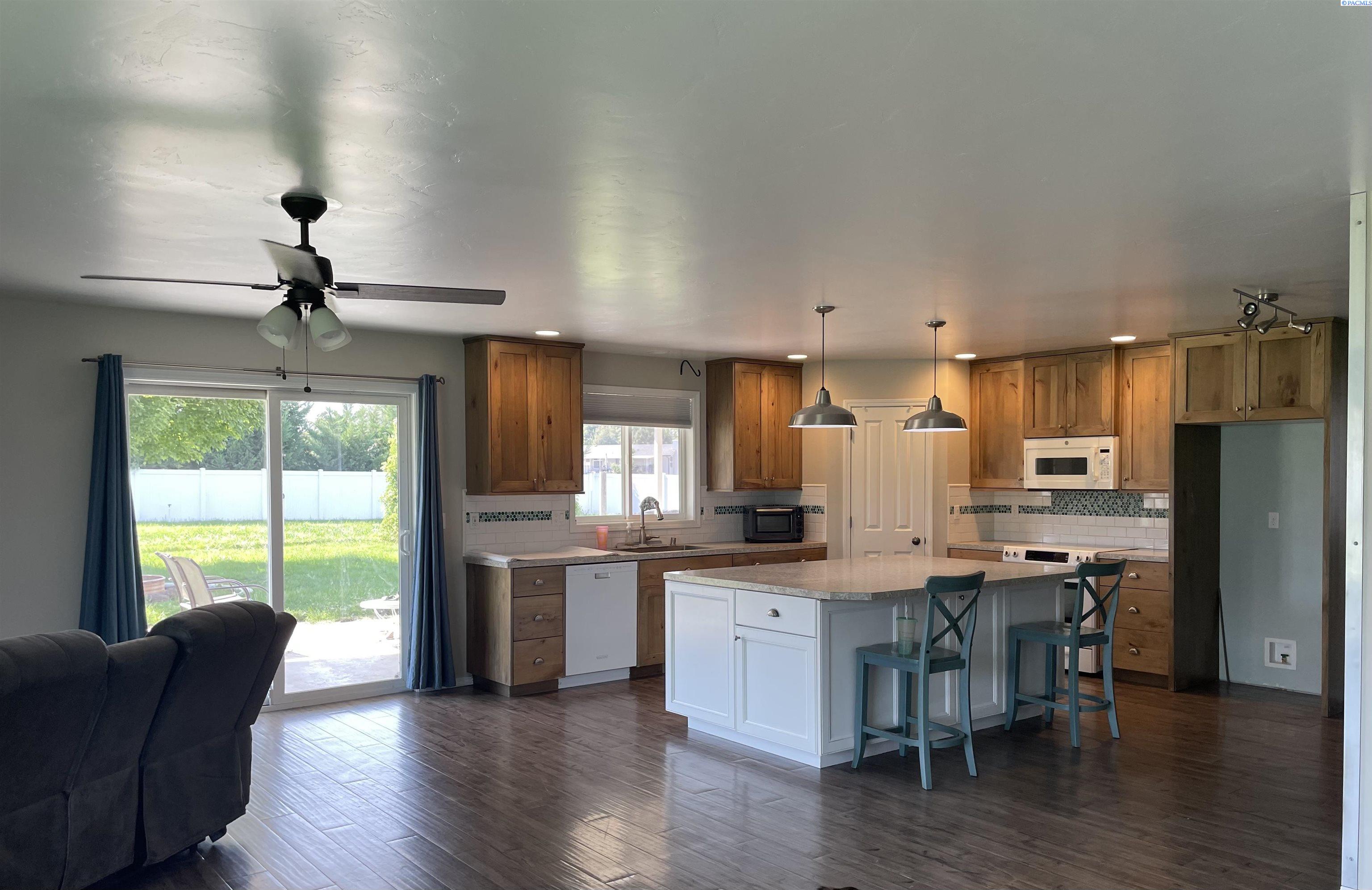 208 E Canyon Dr, Kennewick, WA 99337