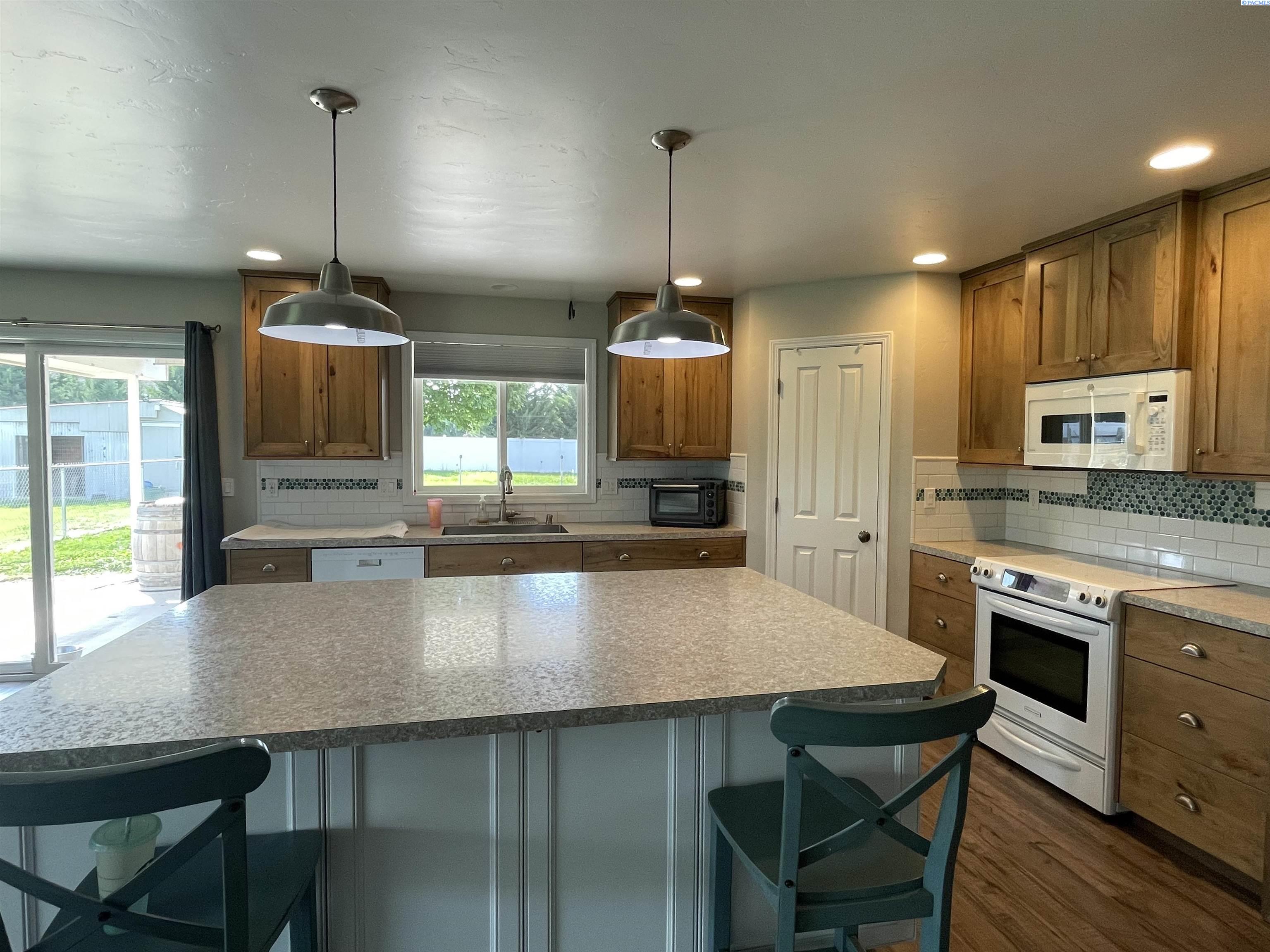 208 E Canyon Dr, Kennewick, WA 99337