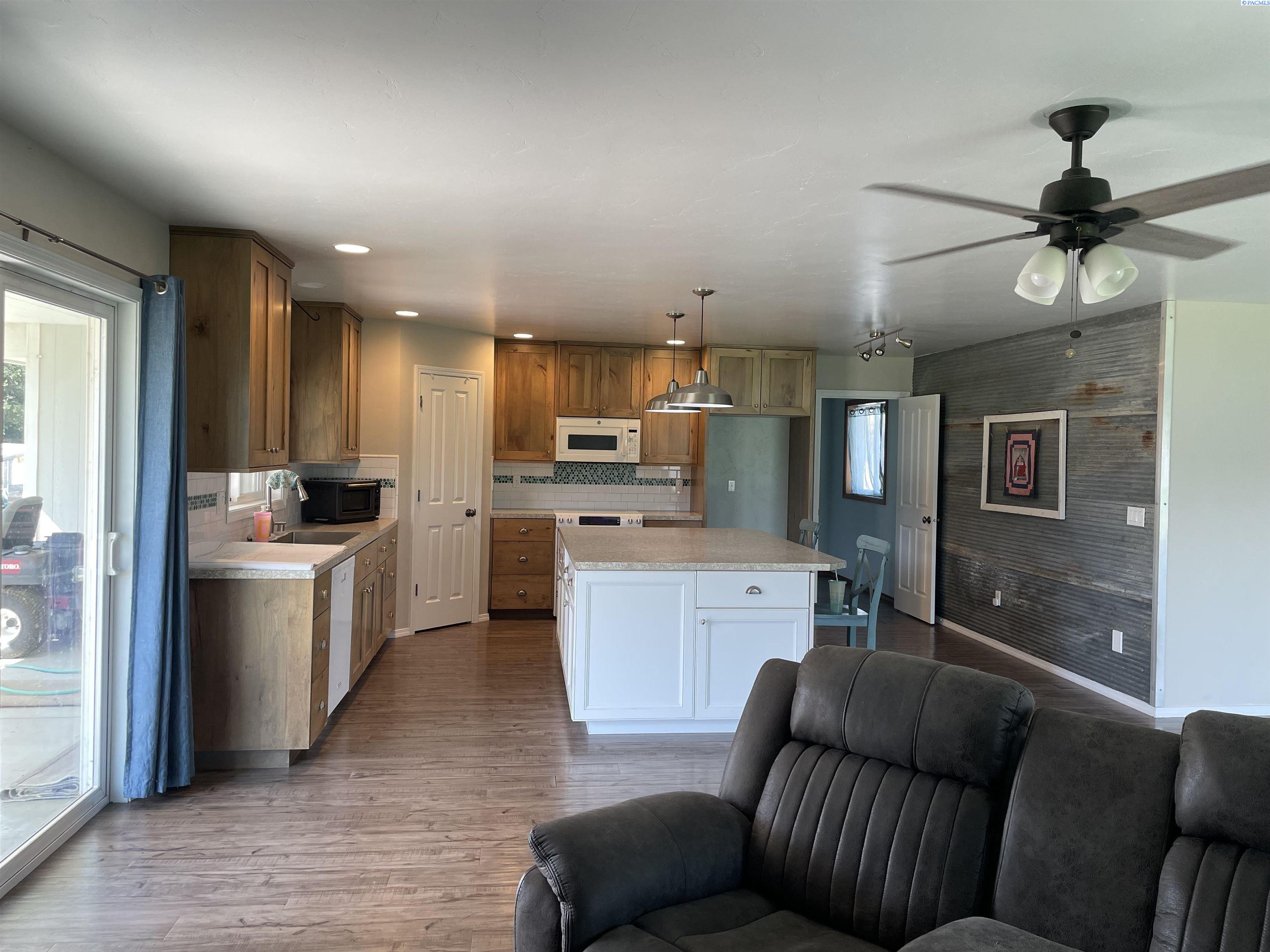 208 E Canyon Dr, Kennewick, WA 99337