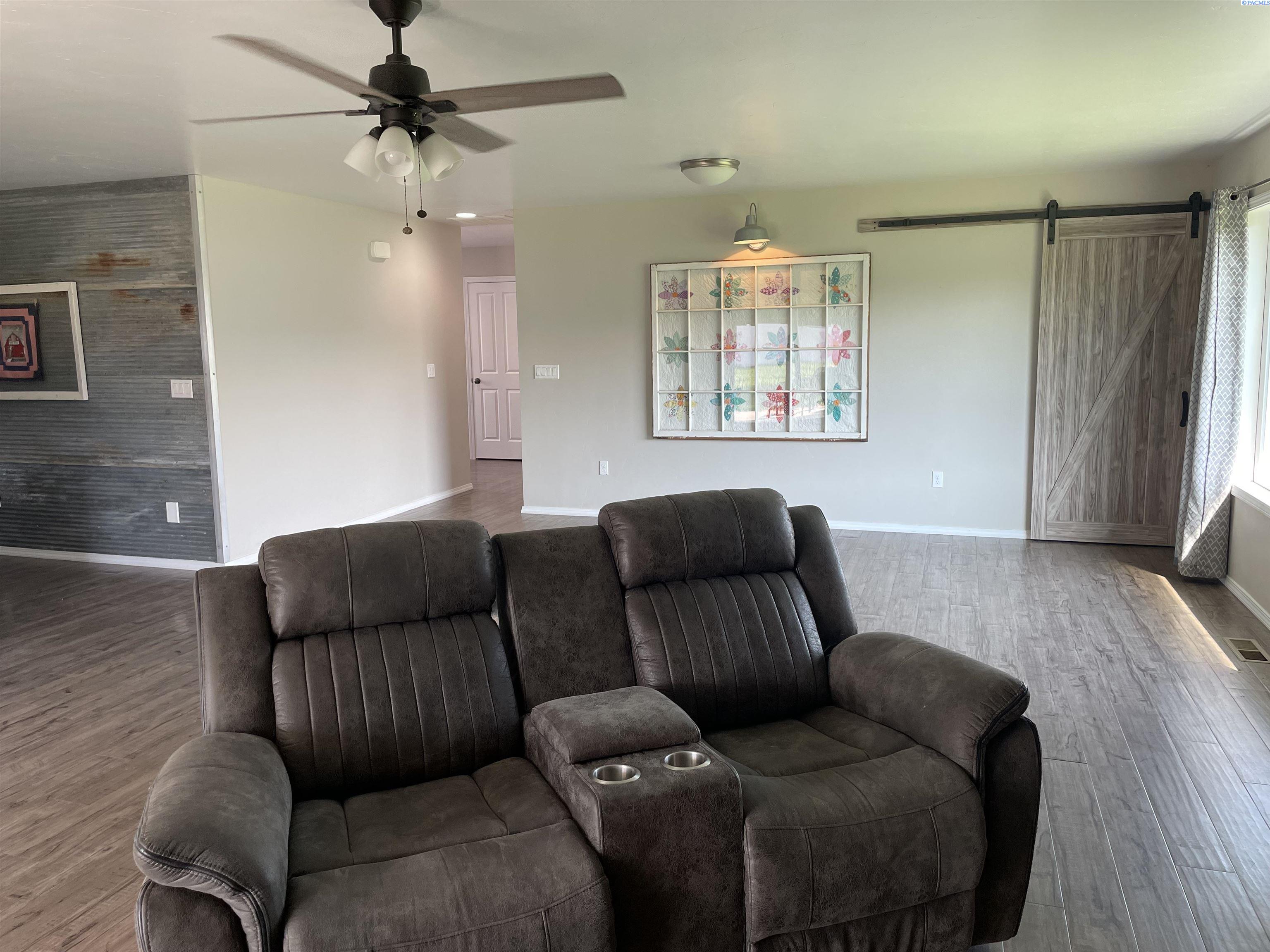 208 E Canyon Dr, Kennewick, WA 99337