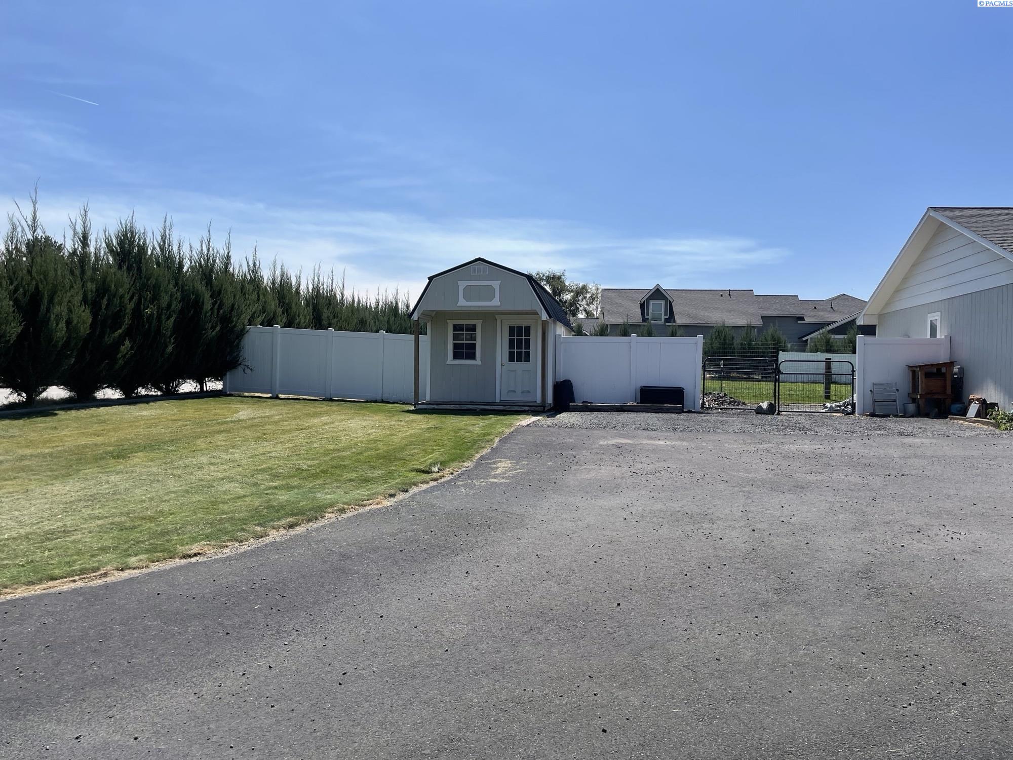 208 E Canyon Dr, Kennewick, WA 99337