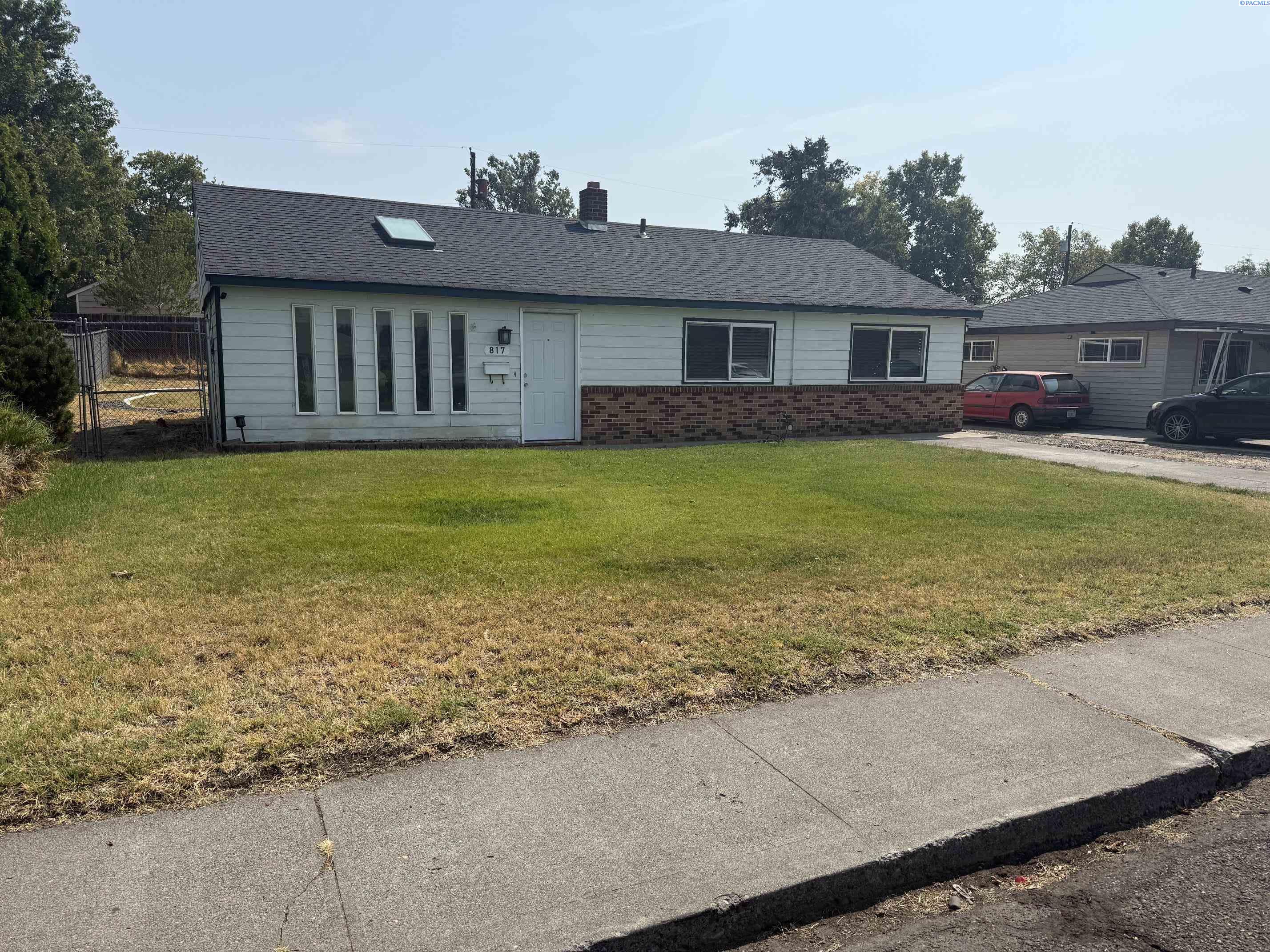 817 S Garfield St, Kennewick, WA 99336