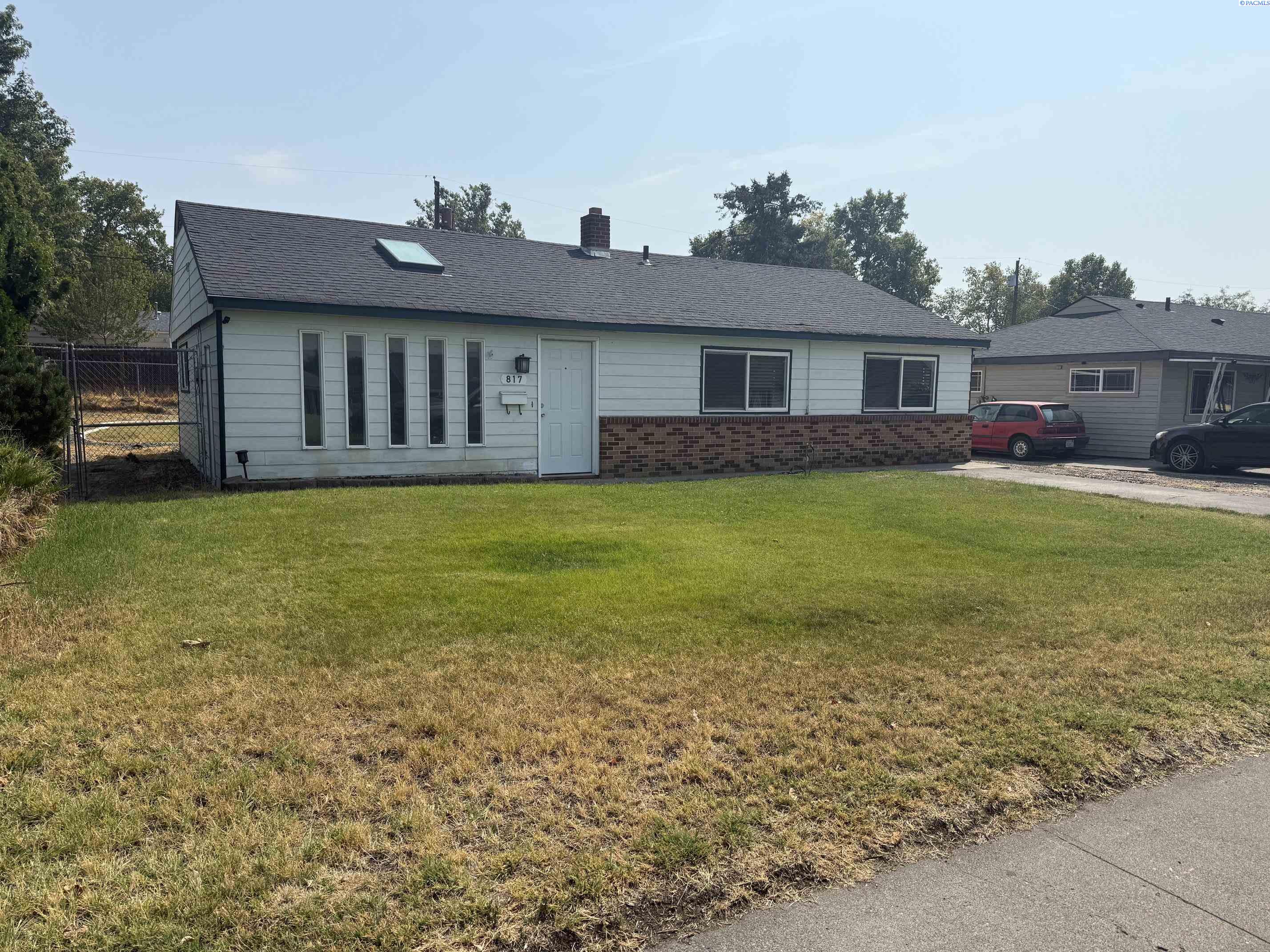 817 S Garfield St, Kennewick, WA 99336