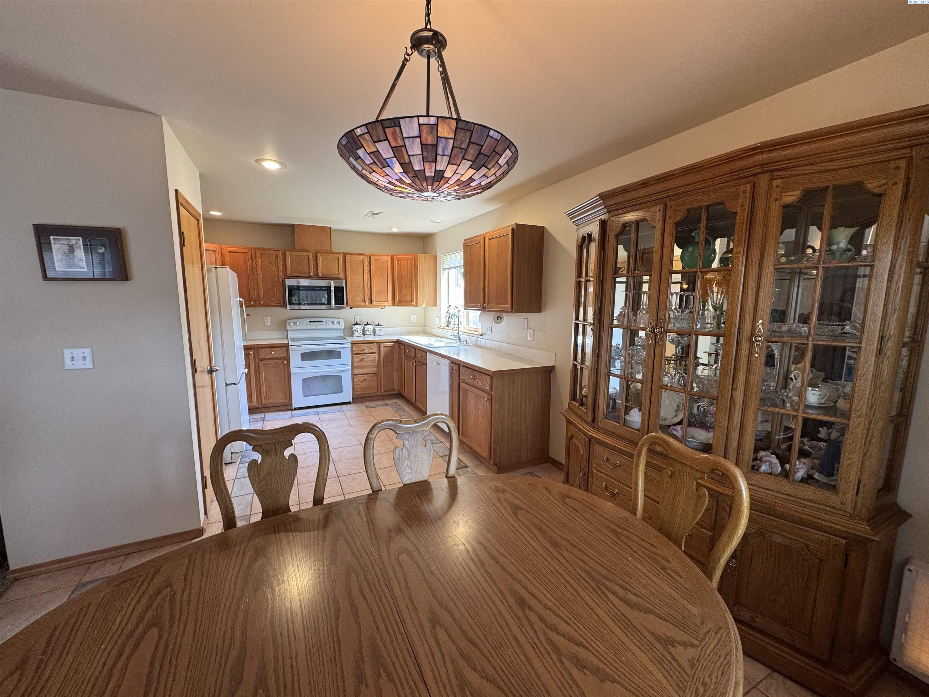 5208 Mockingbird Ct, West Richland, WA 99353