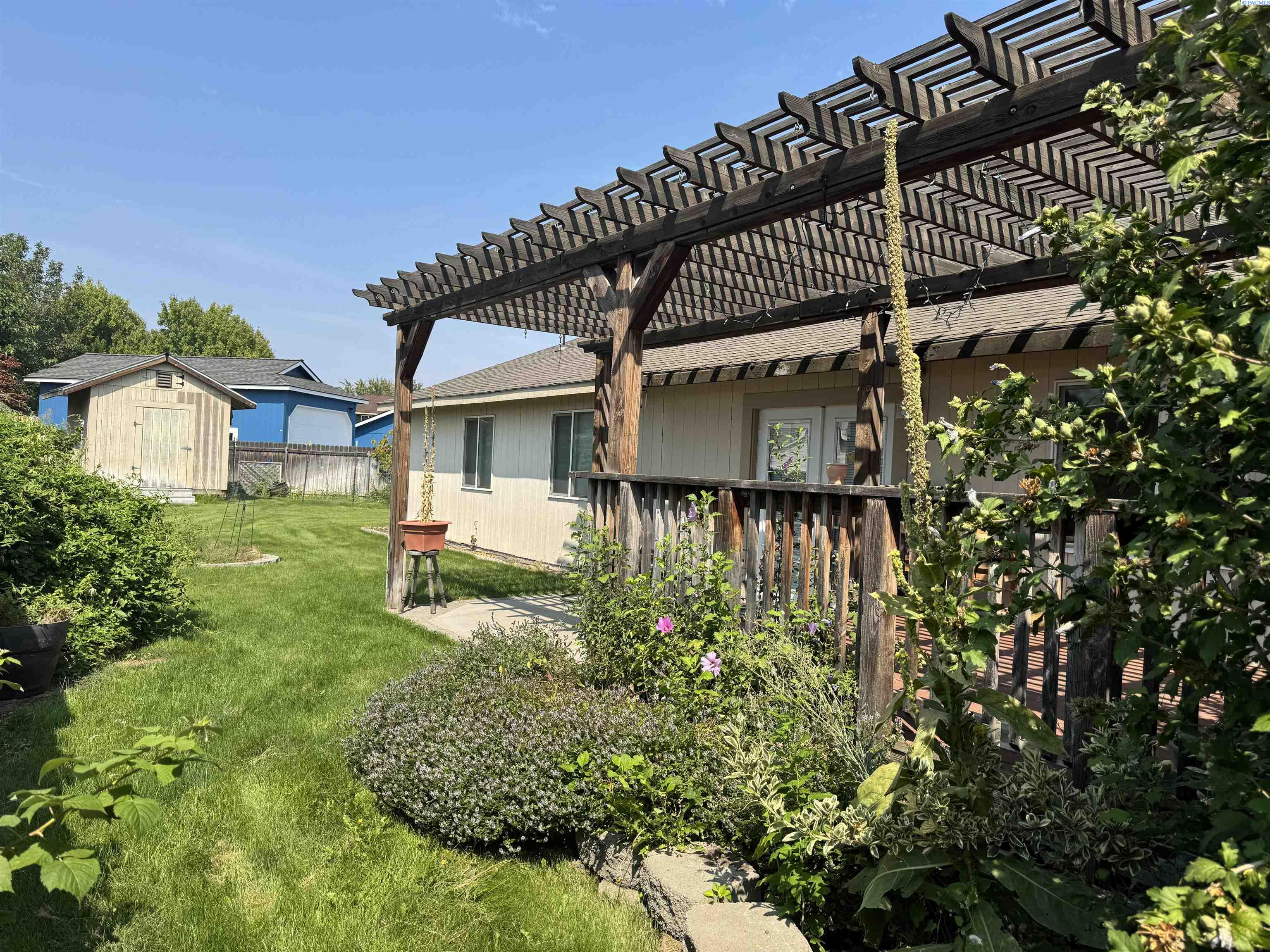 5208 Mockingbird Ct, West Richland, WA 99353