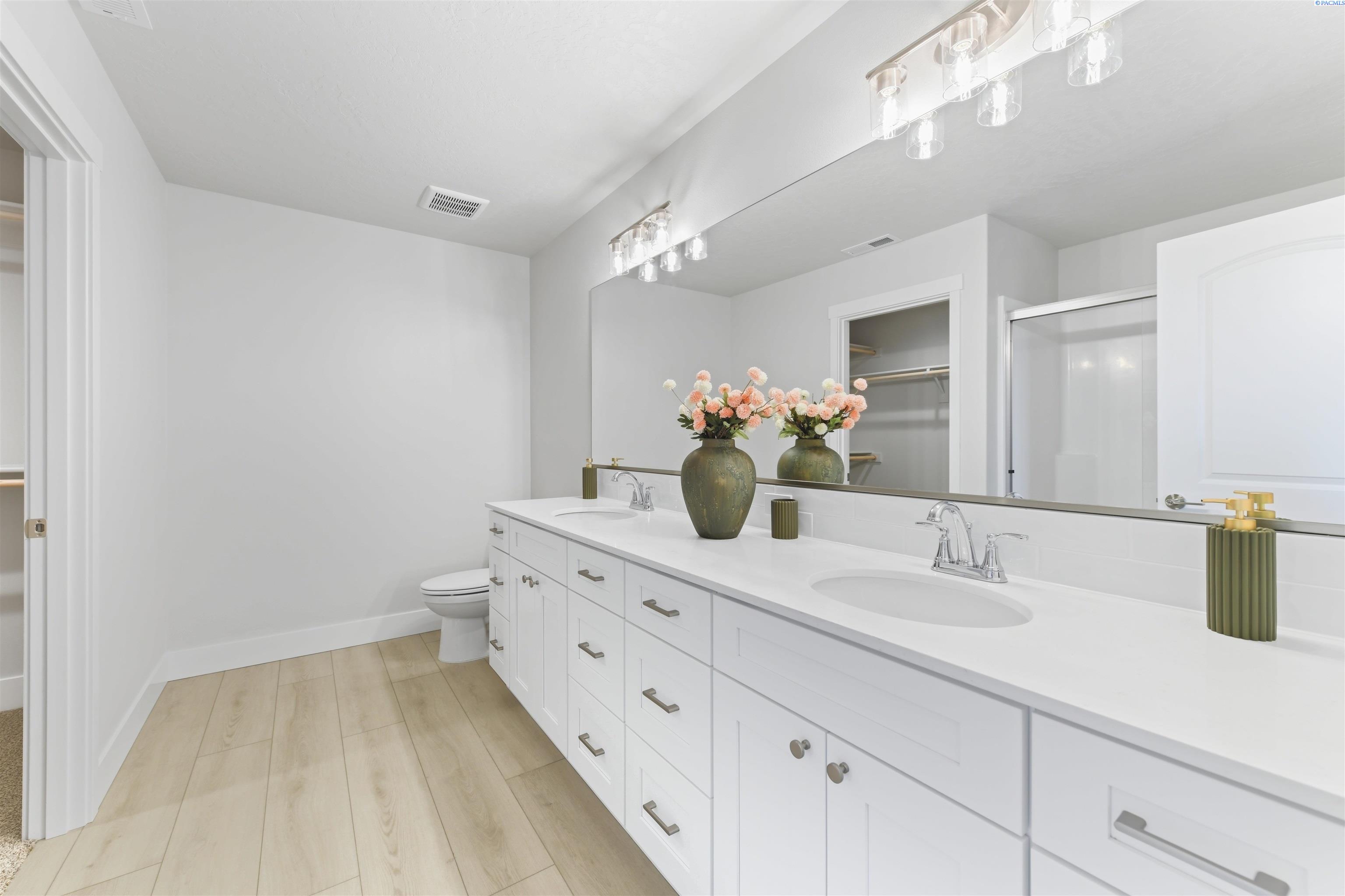10490 W Clearwater Dr, Kennewick, WA 99336