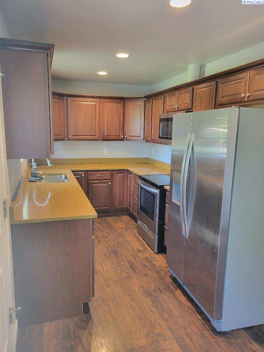 520 S Douglas Ave, Pasco, WA 99301